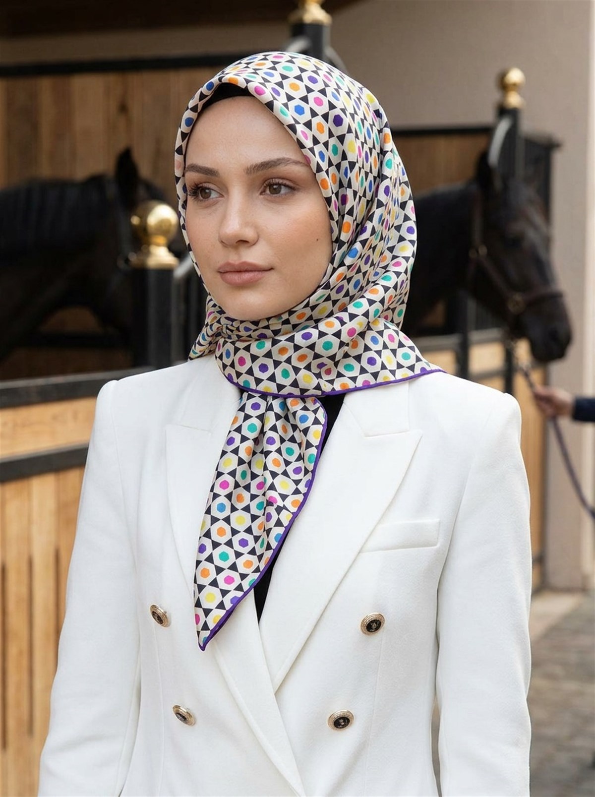 %100 Twill İpek Nokta Desenli Krem - Mor Renkli 90x90 Eşarp Dikim Şekli : El Dikişi