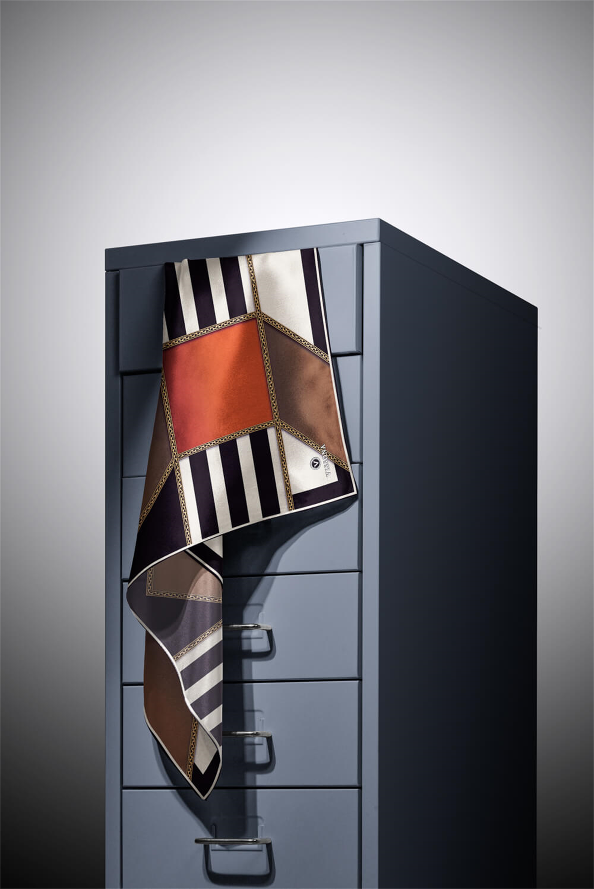 %100 Twill İpek Geometrik Desenli Taba - Vizon Renkli 90x90 Eşarp Dikim Şekli : El Dikişi