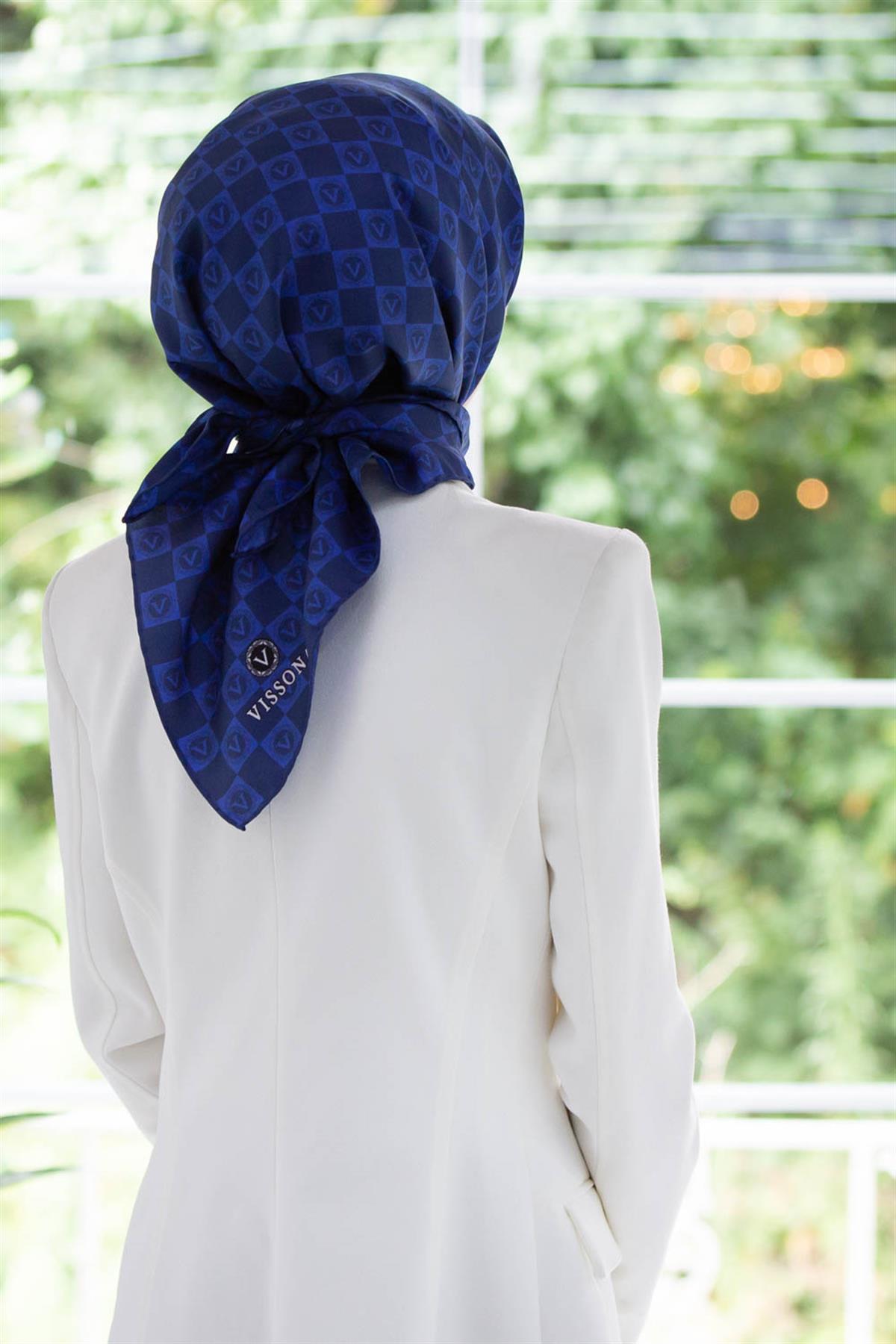 %100 Twill İpek Monogram Desenli Saks Renkli 90x90 Eşarp Dikim Şekli : El Dikişi