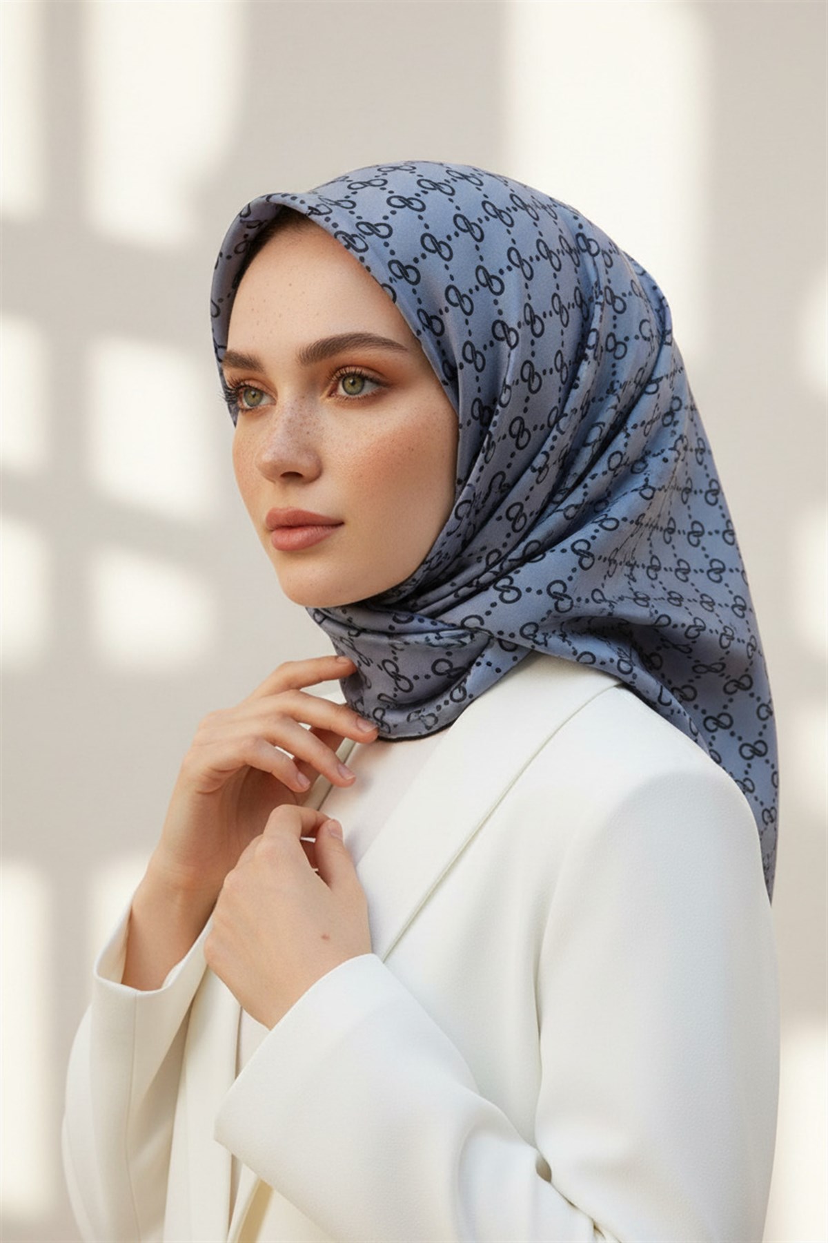 %100 Twill İpek Geometrik Desenli Siyah - Gri Renkli 90x90 Eşarp Dikim Şekli : El Dikişi