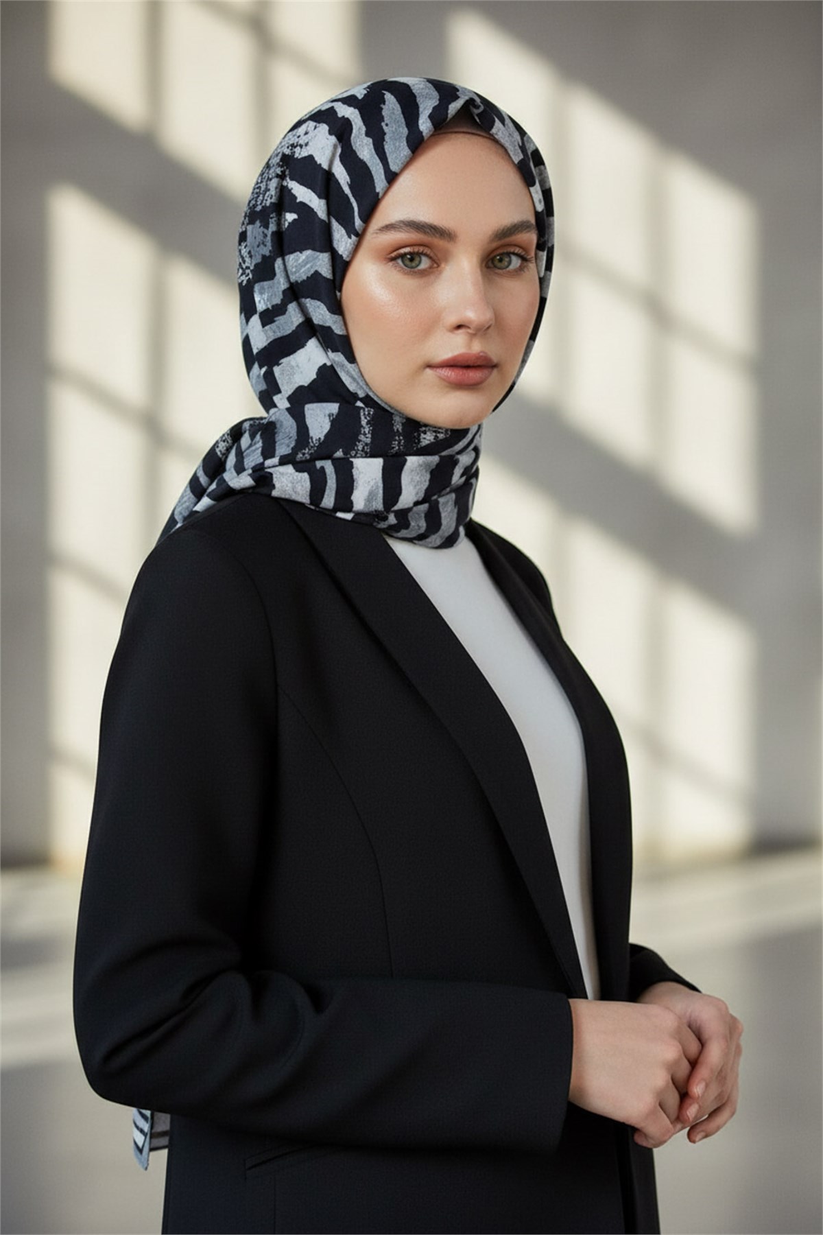 KREP ZEBRA DESENLİ GRİ - SİYAH RENKLİ 75X195 KIRIŞMAZ ŞAL