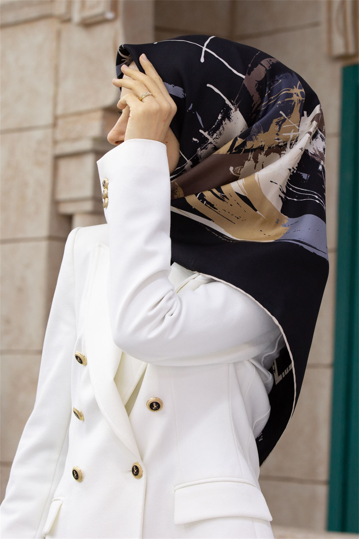 % 57 İPEK % 43 VİSKON Twill İpek Geometrik Desenli Bej - Gri Renkli 90x90 Eşarp Dikim Şekli : El Dikişi