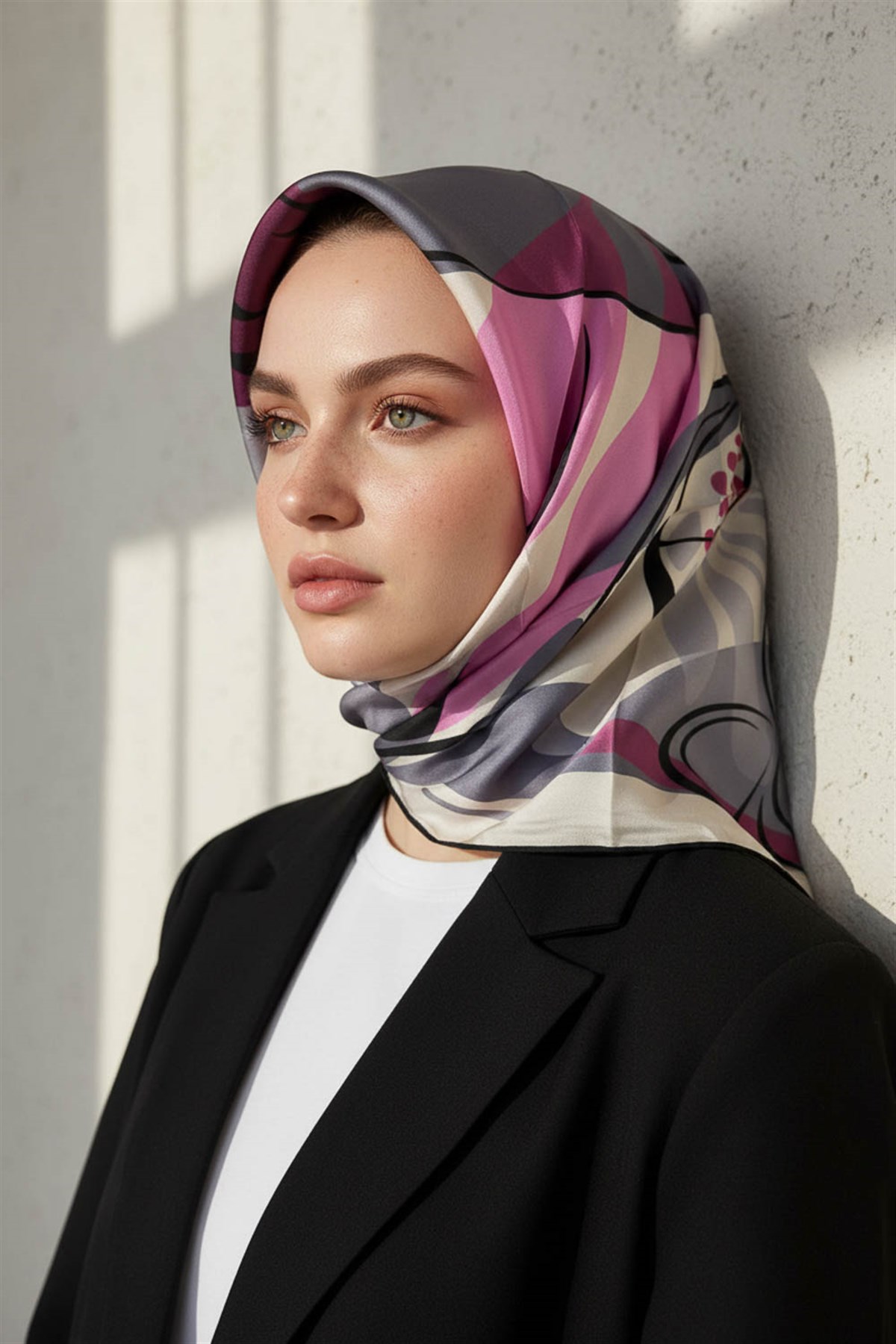 %100 Twill İpek Çiçek Desenli Gri - Siyah Renkli 90x90 Eşarp Dikim Şekli : El Dikişi