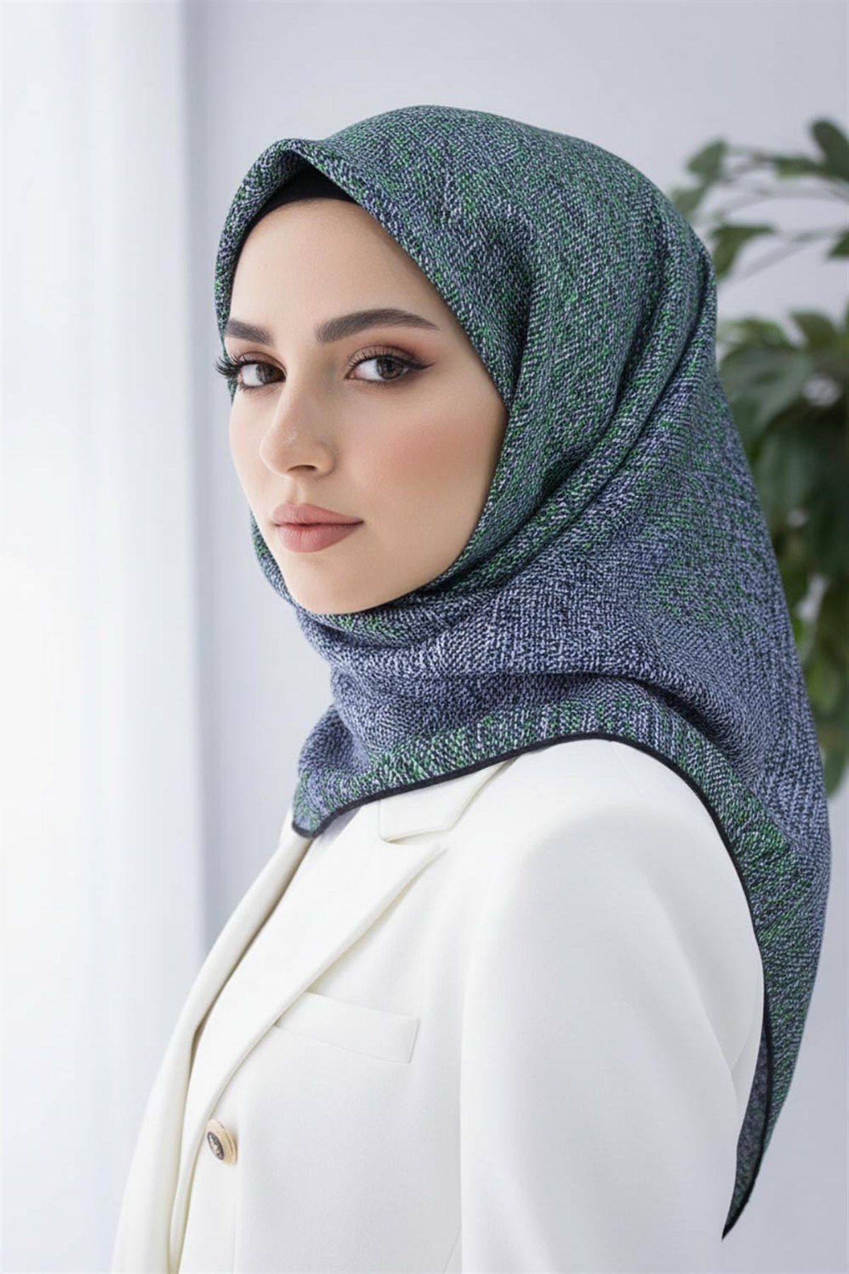 %100 Twill İpek Dokulu Desen Saks - Zümrüt Yeşili Renkli 90x90 Eşarp Kenar Dikiş Şekli El Dikişli