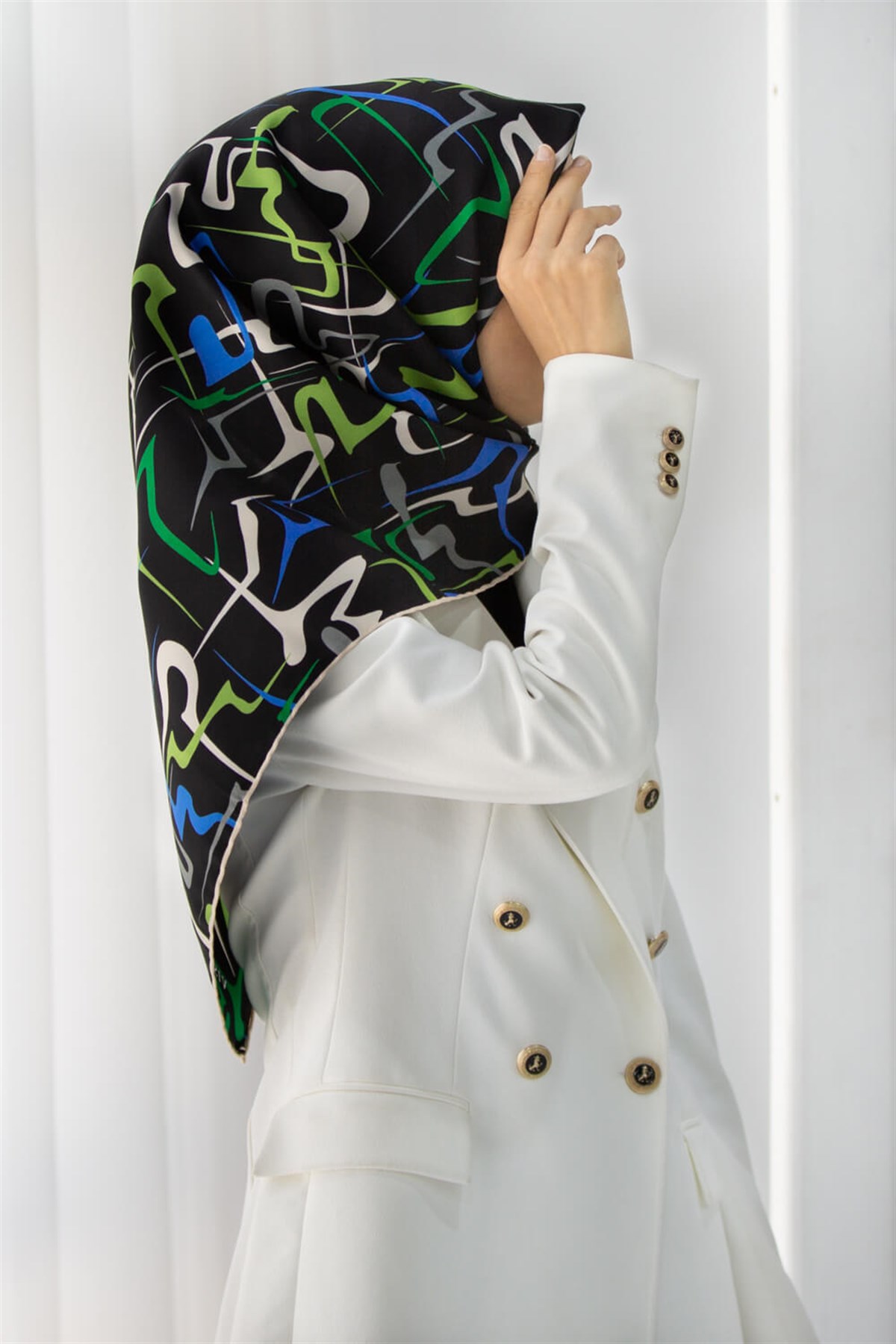 % 57 İPEK % 43 VİSKON Twill İpek Soyut Geometrik Desenli Saks - Zümrüt Yeşili Renkli 90x90 Eşarp Dikim Şekli : El Dikişi