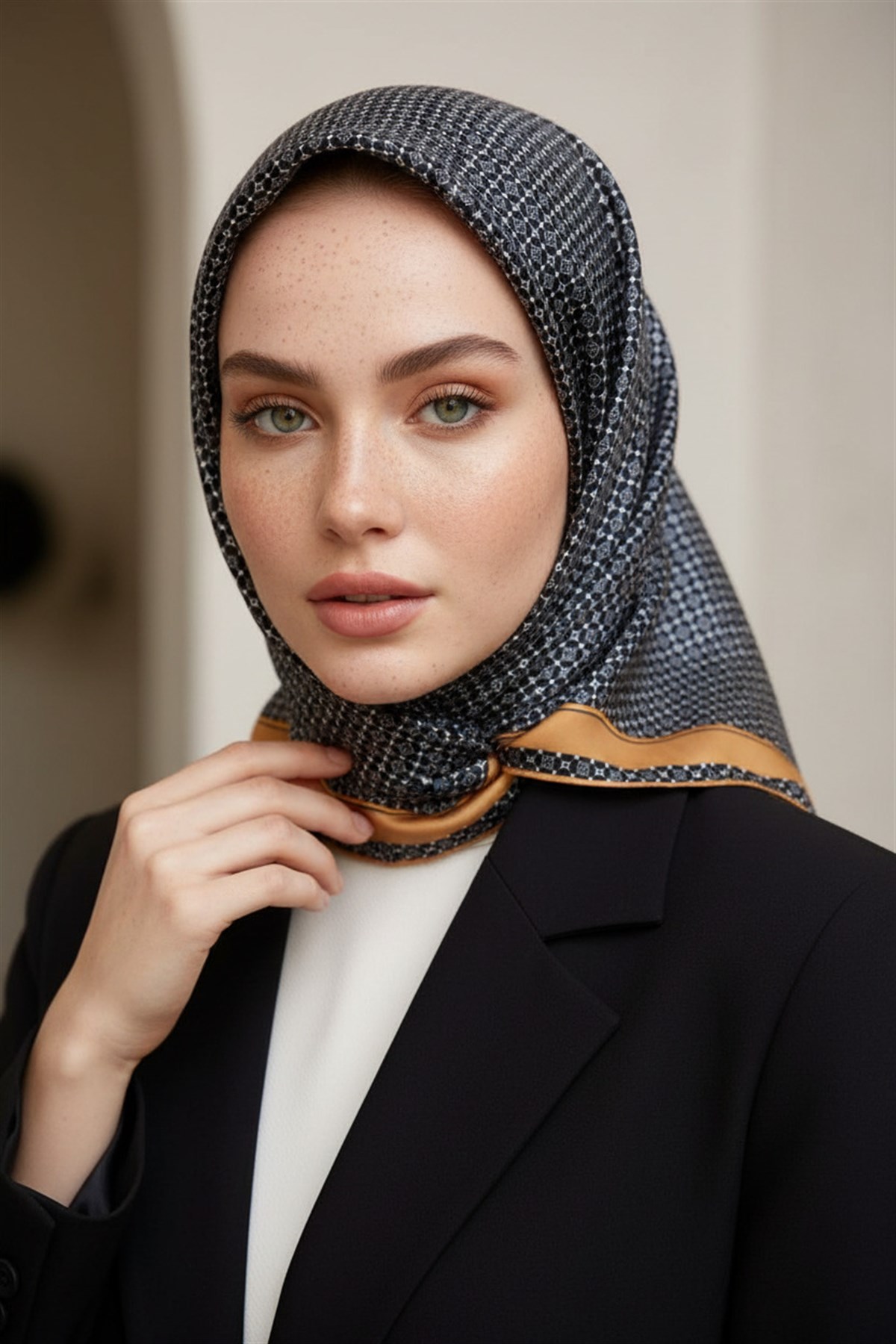 %100 Twill İpek Minik Motif Desenli Siyah - Gold Renkli 90x90 Eşarp Dikim Şekli : El Dikişi