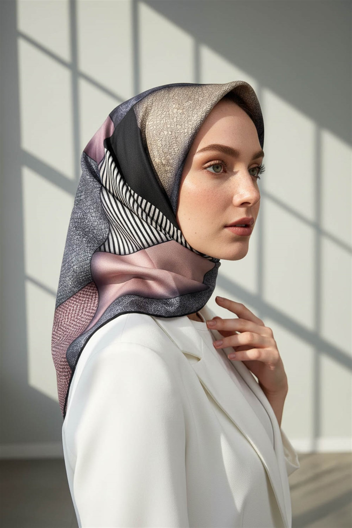 %100 Twill İpek Dokulu ve Geometrik Desenli Pudra - Gri Renkli 90x90 Eşarp Dikim Şekli : El Dikişi