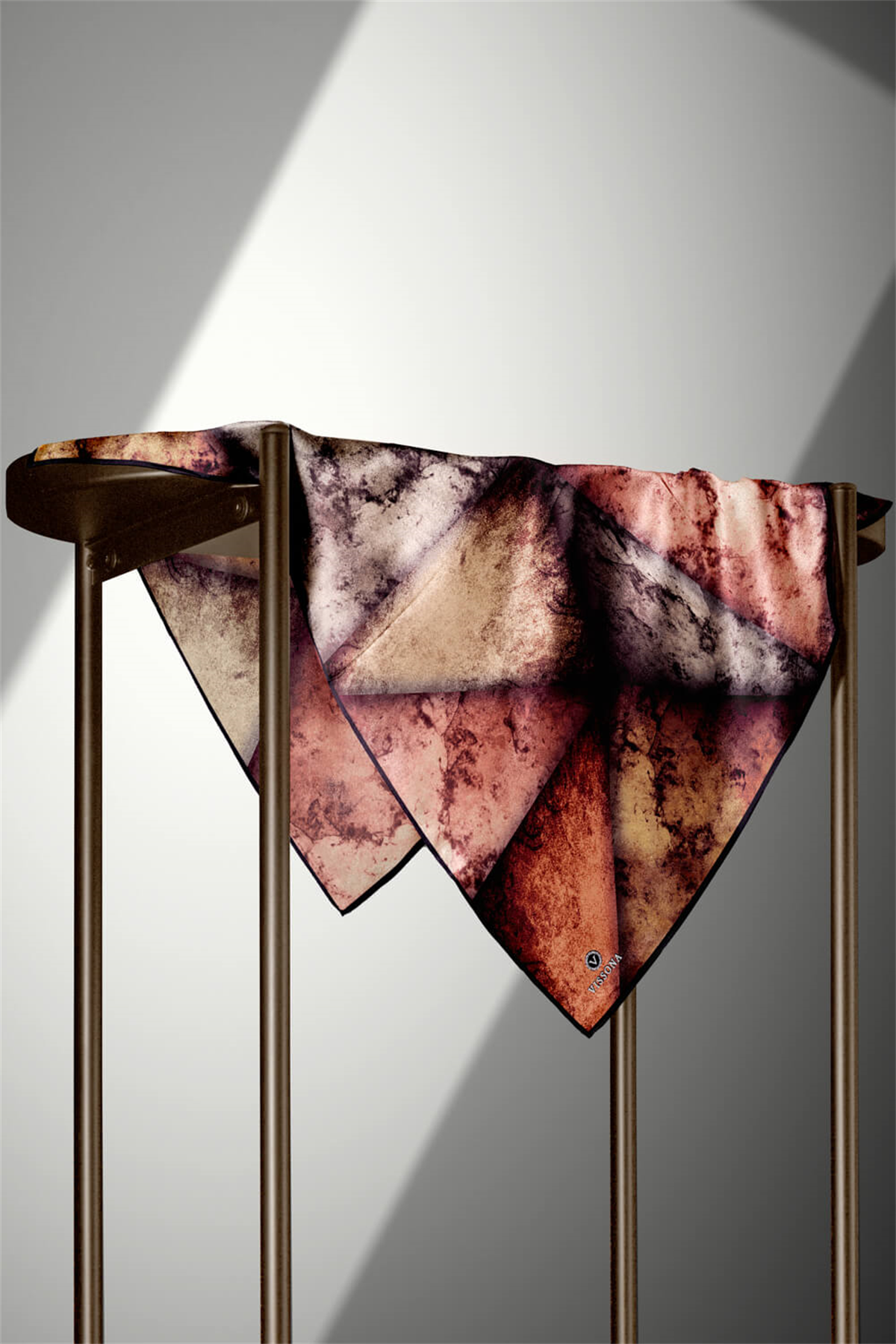 % 57 İPEK % 43 VİSKON Twill İpek Dokulu Ve Geometrik Desenli Taba - Hardal Renkli 90x90 Eşarp Dikim Şekli : El Dikişi