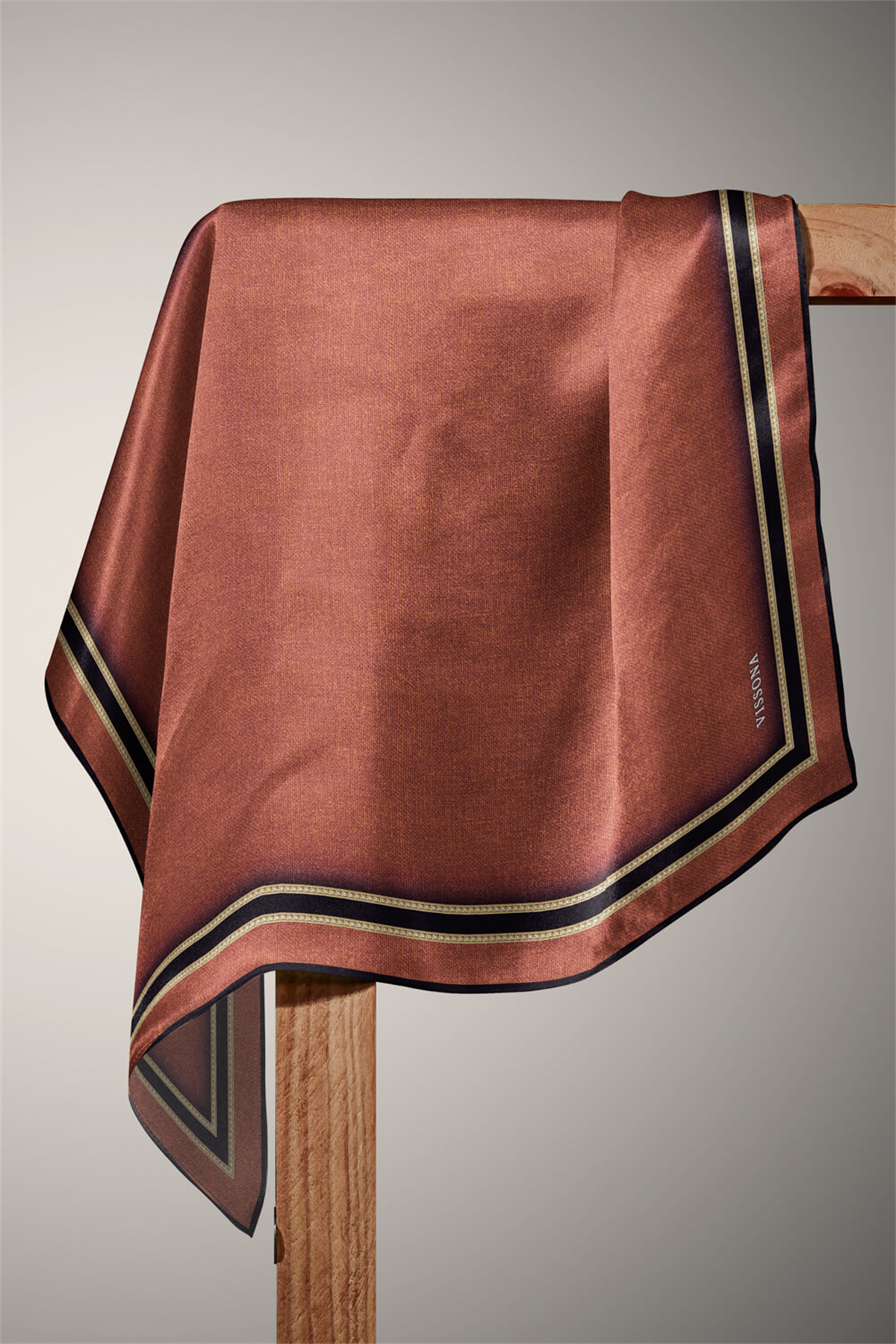 %100 Twill İpek Dokulu Şerit Desenli Siyah - Taba Renkli 90x90 Eşarp Dikim Şekli : El Dikişi