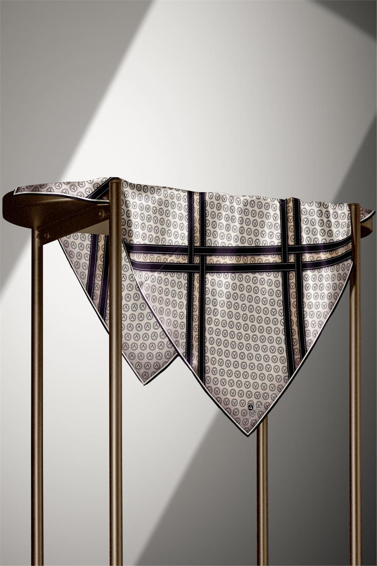 %100 Twill İpek Monogram ve Şerit Desenli Krem - Siyah Renkli 90x90 Eşarp Dikim Şekli : El Dikişi