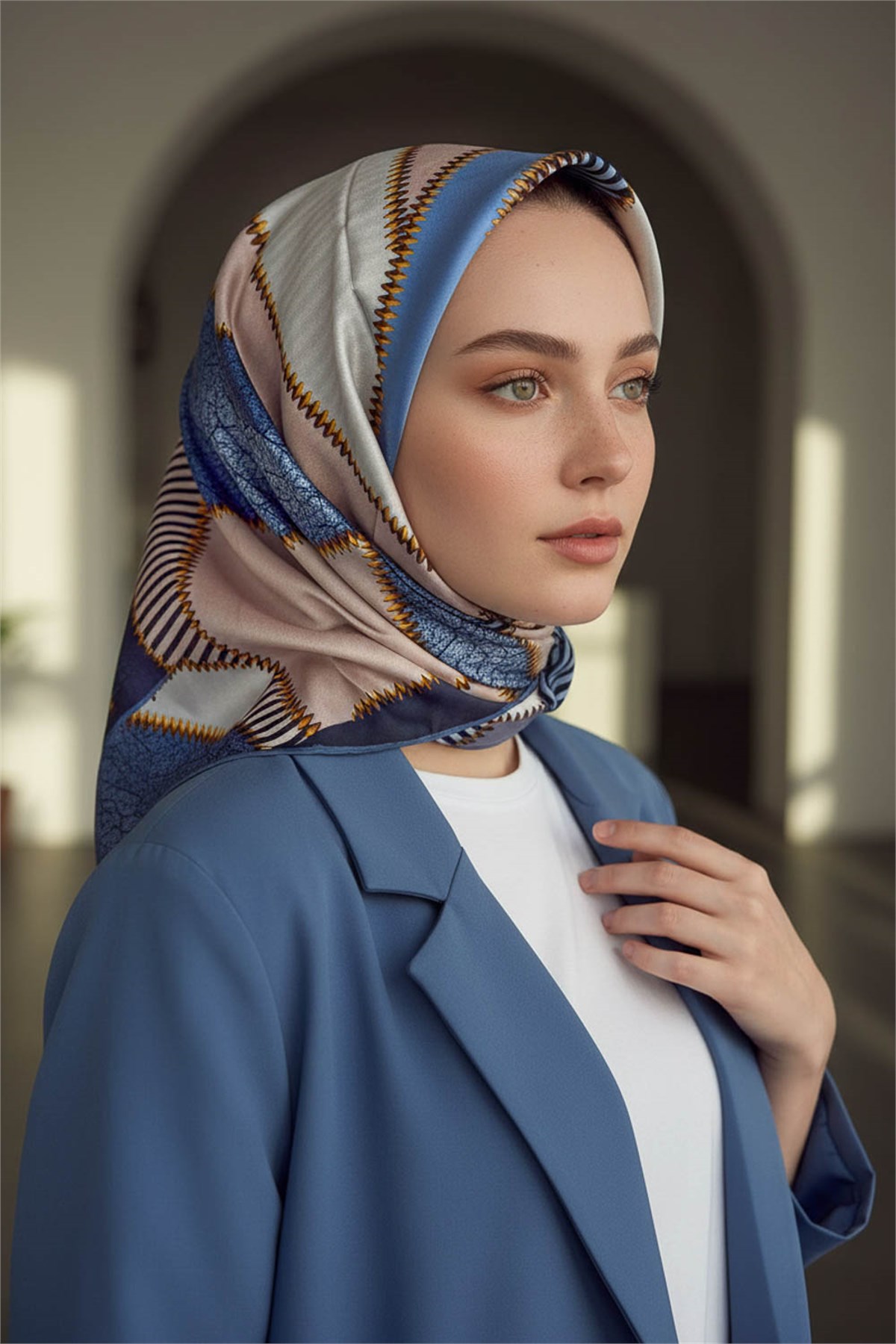 %100 Twill İpek Geometrik Desenli Bebe Mavisi - Siyah Renkli 90x90 Eşarp Dikim Şekli : El Dikişi