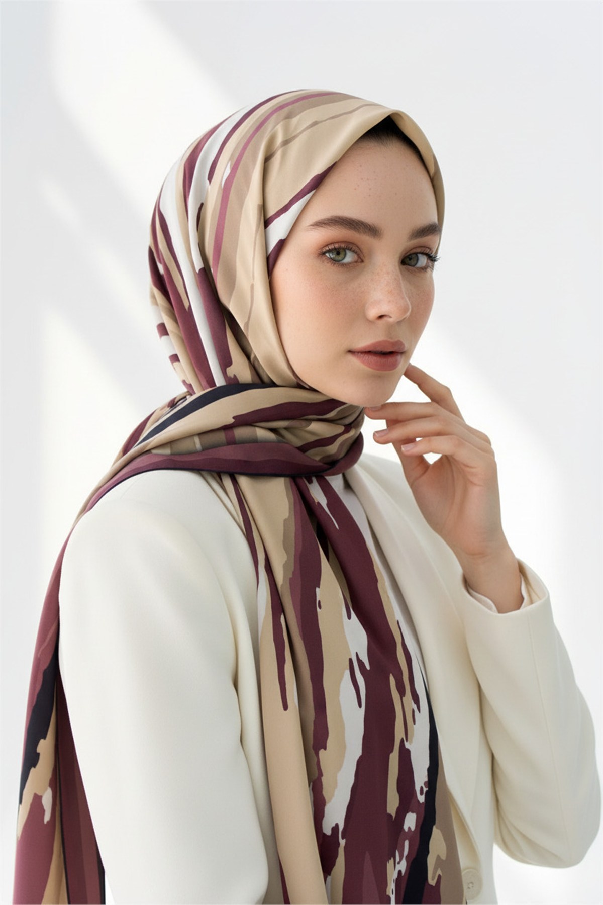 KREP GEOMETRİK DESENLİ GÜL KURUSU RENKLİ 75X195 KIRIŞMAZ ŞAL