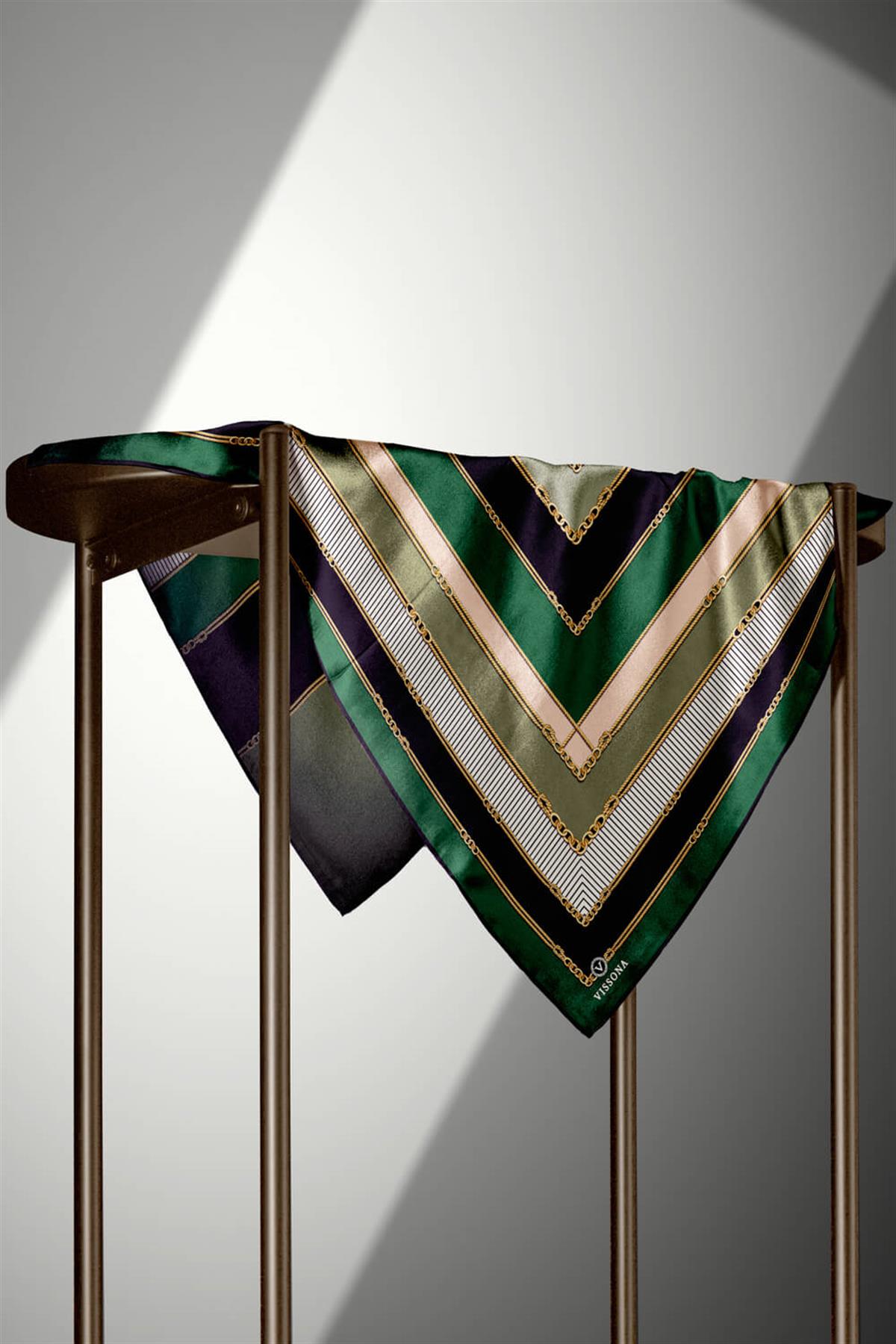 %100 Twill İpek Zincir Detaylı Geometrik Desenli Zümrüt Yeşili - Siyah Renkli 90x90 Eşarp Dikim Şekli : El Dikişi