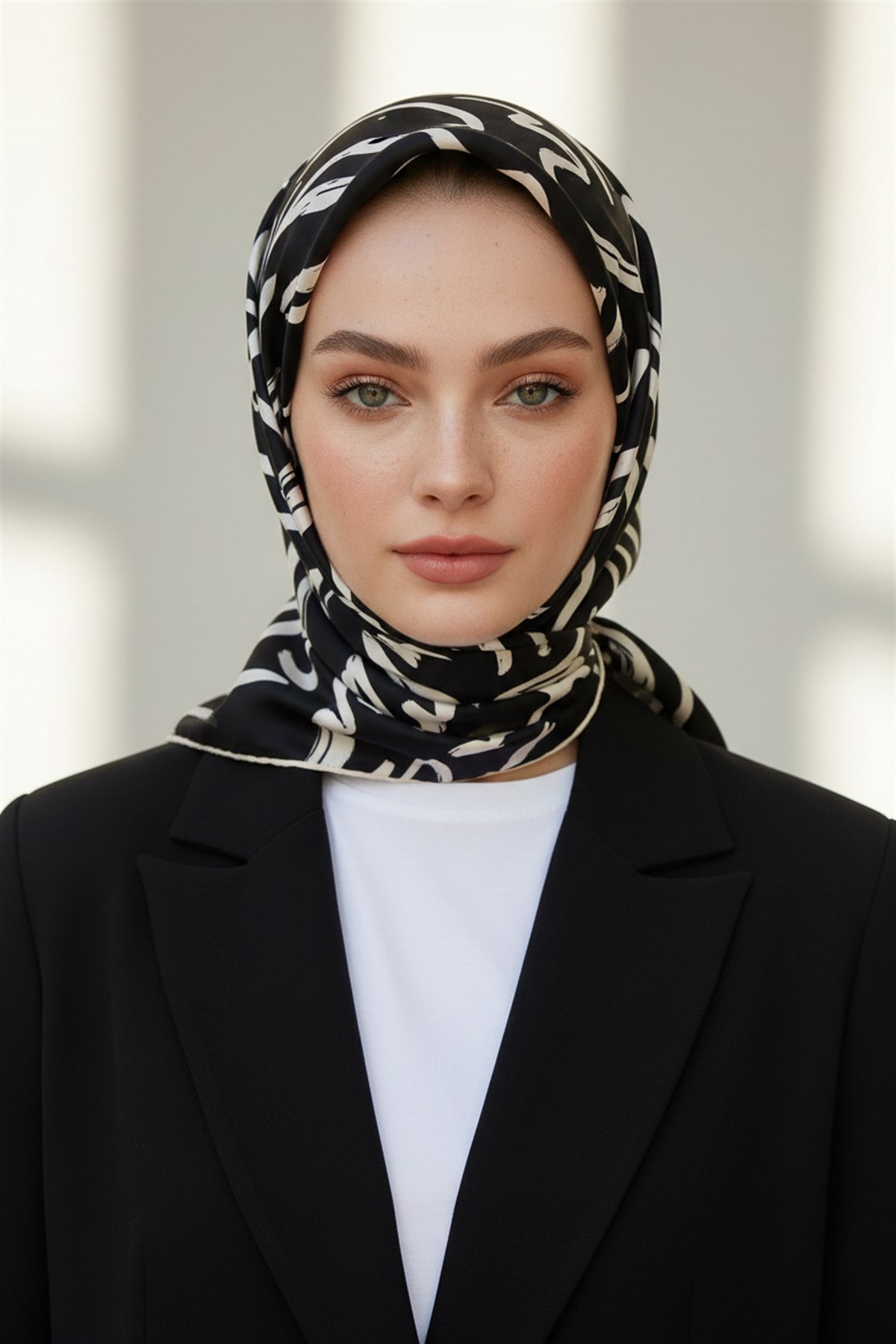 % 57 İPEK % 43 VİSKON Twill İpek Büyük Çiçek Desenli Siyah - Krem Renkli 90x90 Eşarp Dikim Şekli : El Dikişi