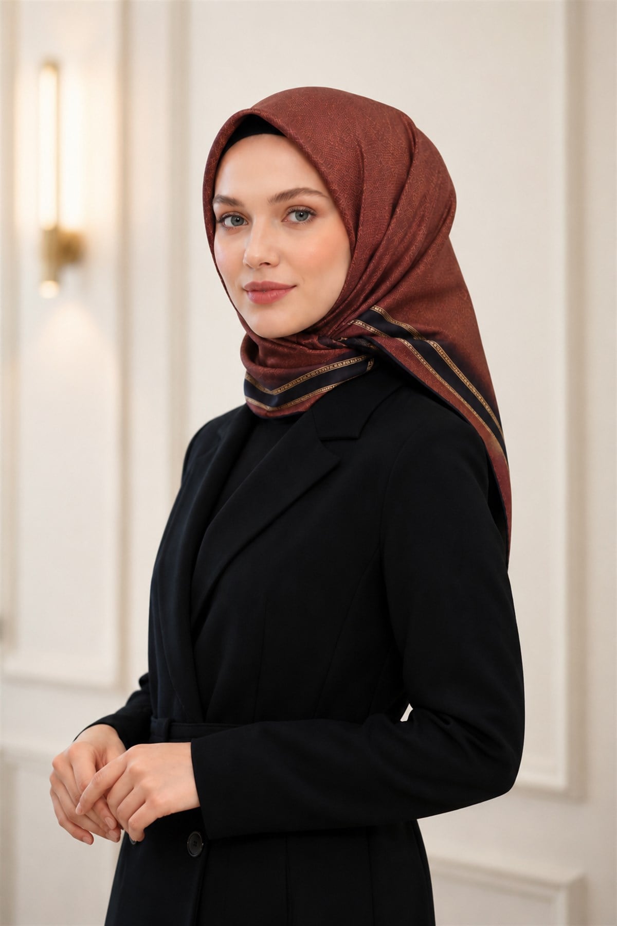 %100 Twill İpek Dokulu Şerit Desenli Siyah - Taba Renkli 90x90 Eşarp Dikim Şekli : El Dikişi