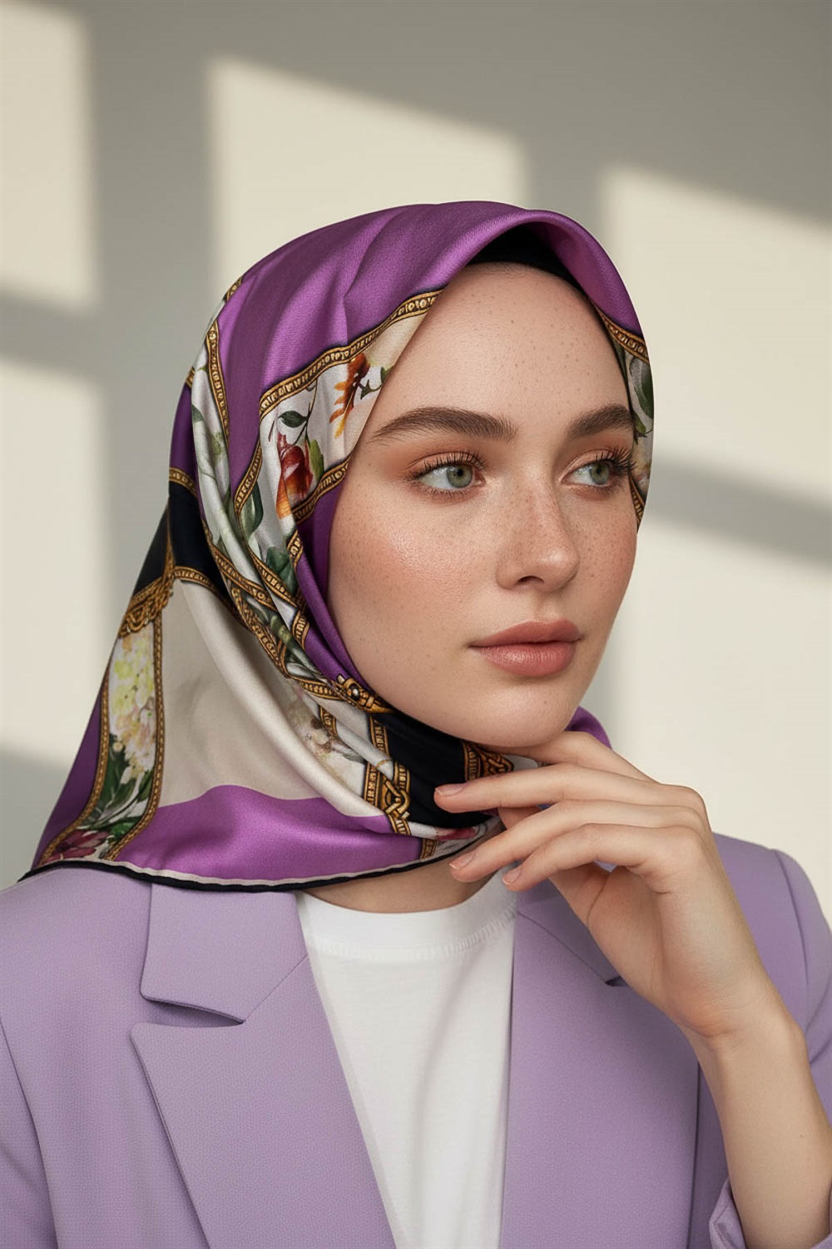 100% Twill İpek Şeritli Çiçek Desenli Lila - Krem Renkli 90x90 Dikim Şekli : El Dikişi Eşarp