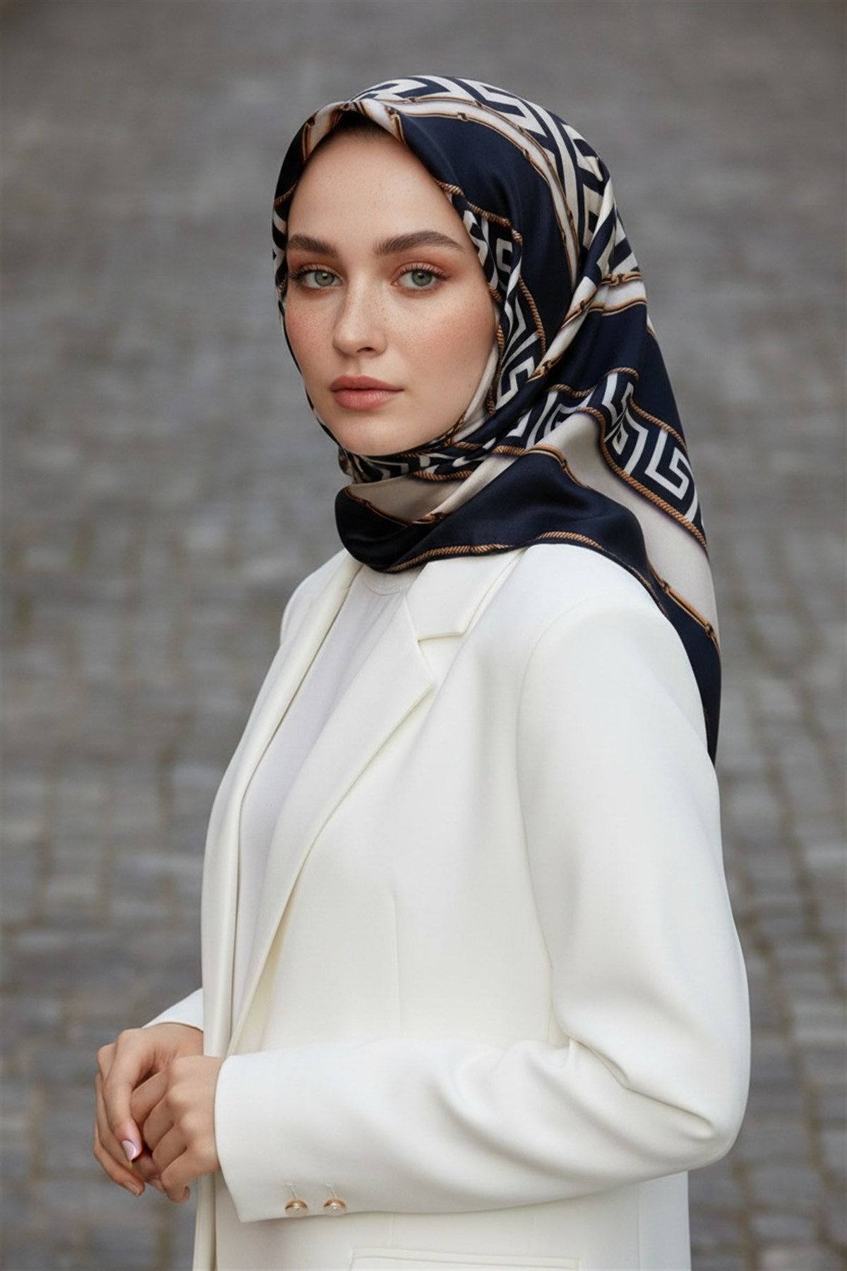 %100 Twill İpek Labirent Ve Geometrik Desenli Lacivert - Krem Renkli 90x90 Eşarp Dikim Şekli : El Dikişi