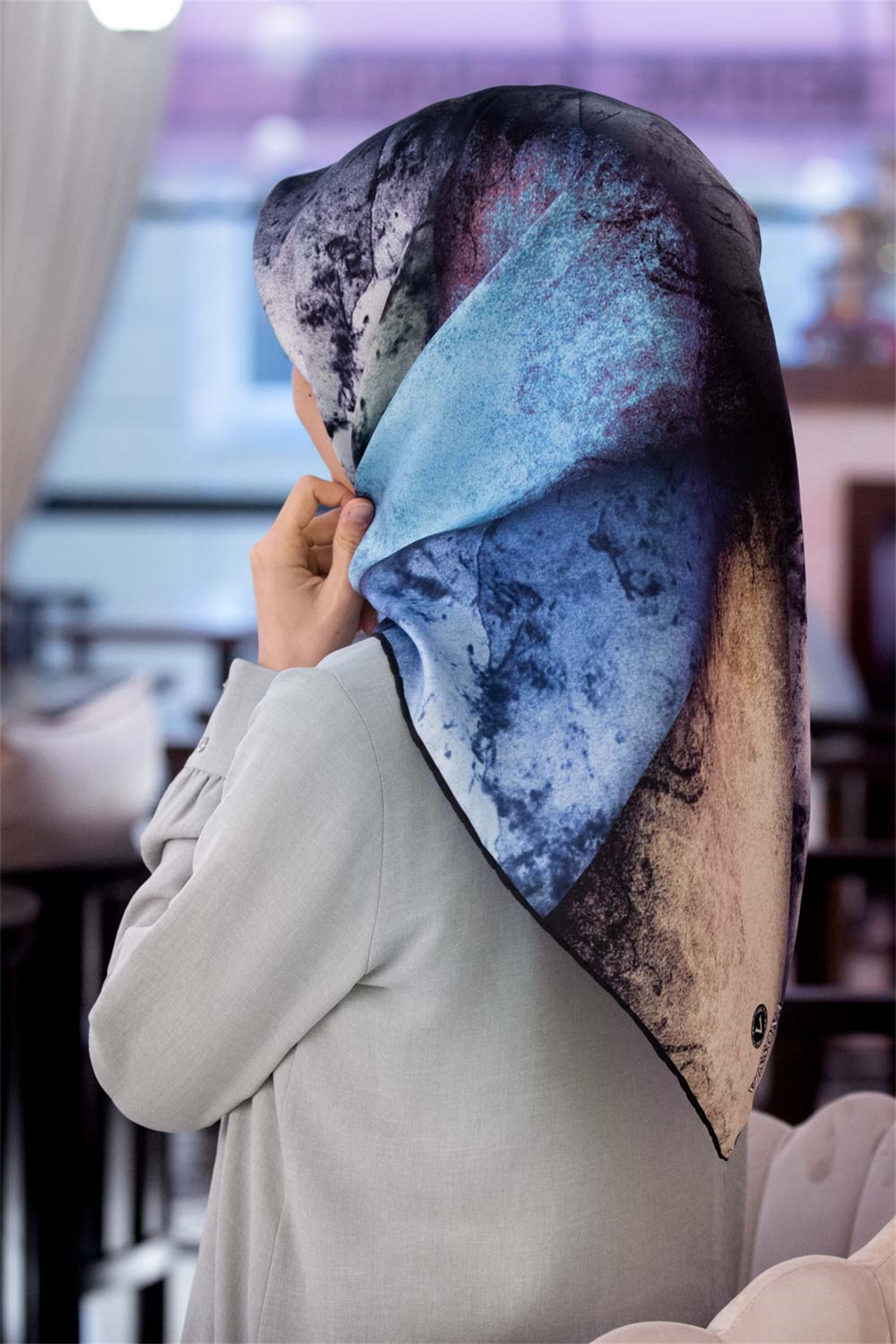 % 57 İPEK % 43 VİSKON Twill İpek Dokulu Ve Geometrik Desenli Bebe Mavisi - Mint Yeşili Renkli 90x90 Eşarp Dikim Şekli : El Dikişi