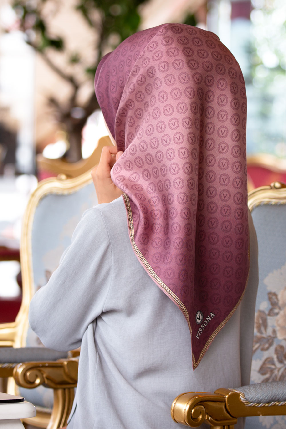 %100 Twill İpek Monogram Desenli Gül Kurusu Renkli 90x90 Eşarp Dikim Şekli : El Dikişi