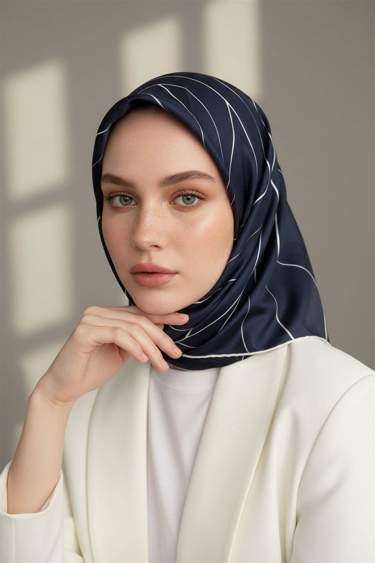 %100 Twill İpek Çizgi Desenli Lacivert - Krem Renkli 90x90 Eşarp Dikim Şekli : El Dikişi