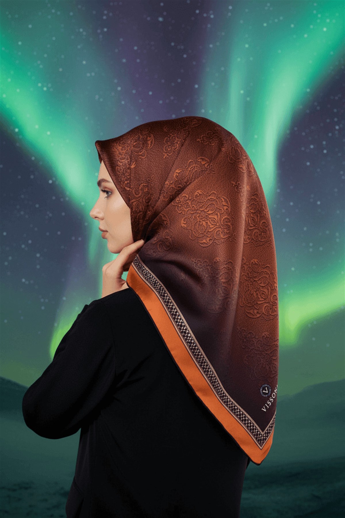 %100 Twill Barok Desenli Taba Renkli 90x90 Eşarp Dikim Şekli: El Dikişi