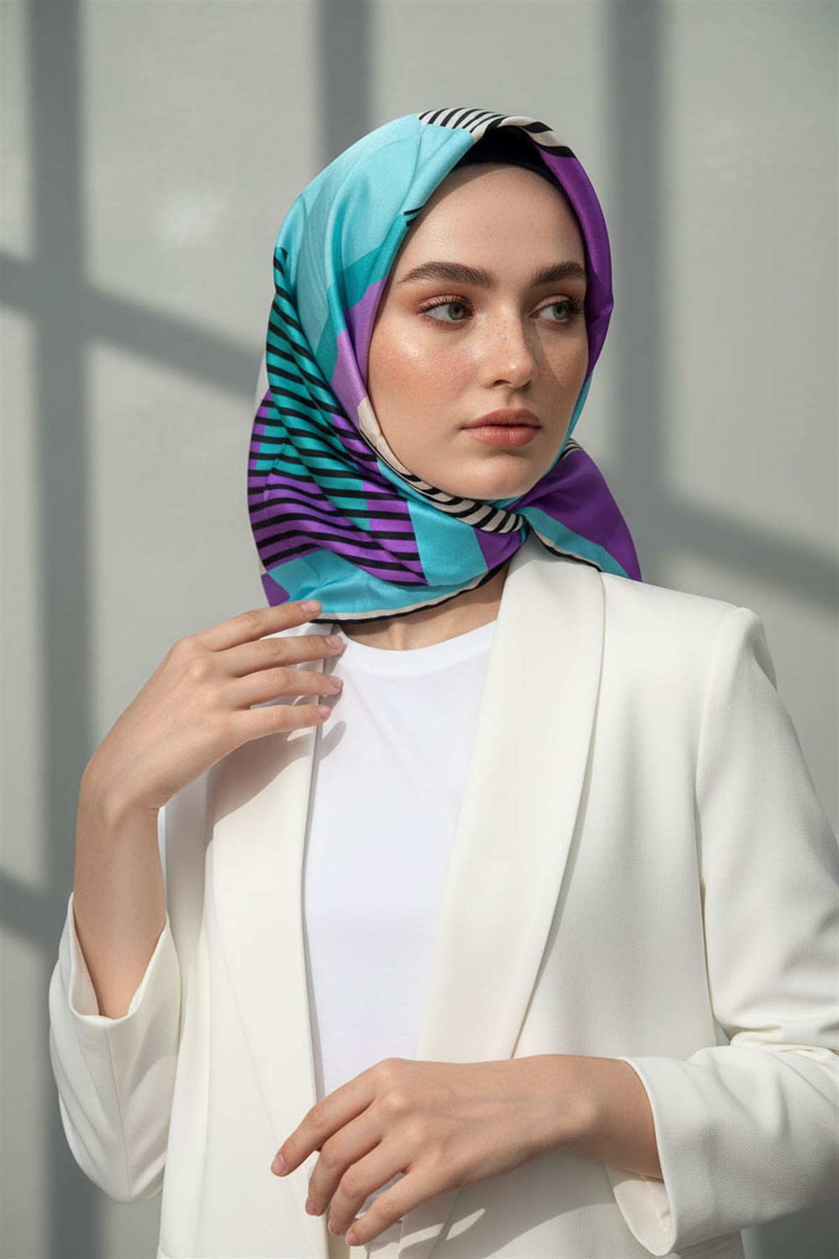 100% Twill İpek Geometrik Desenli Mint Yeşili - Lila Renkli 90x90 Dikim Şekli : El Dikişi Eşarp