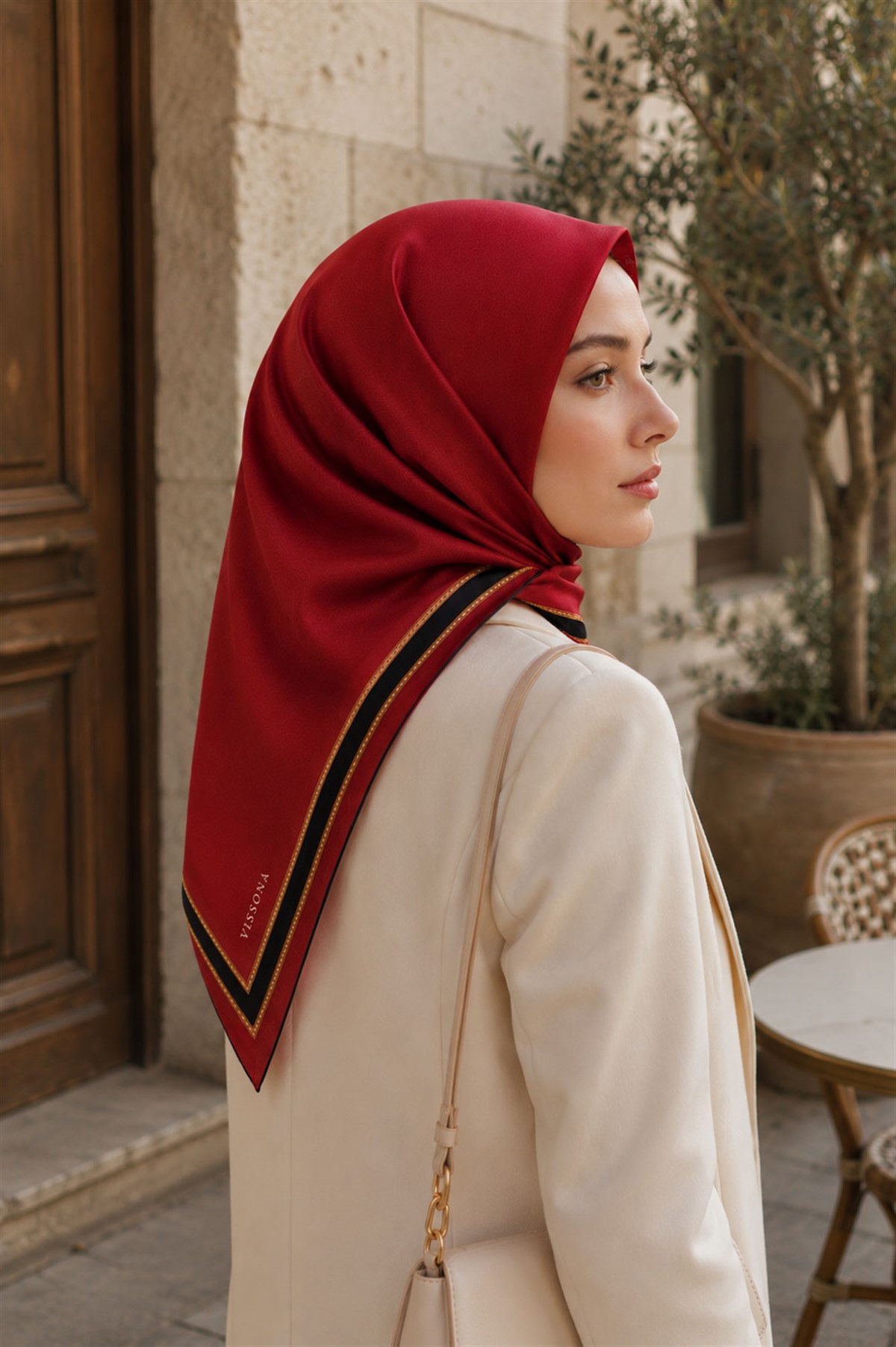 %100 Twill İpek Dokulu Şerit Desenli Siyah - Kırmızı Renkli 90x90 Eşarp Dikim Şekli : El Dikişi
