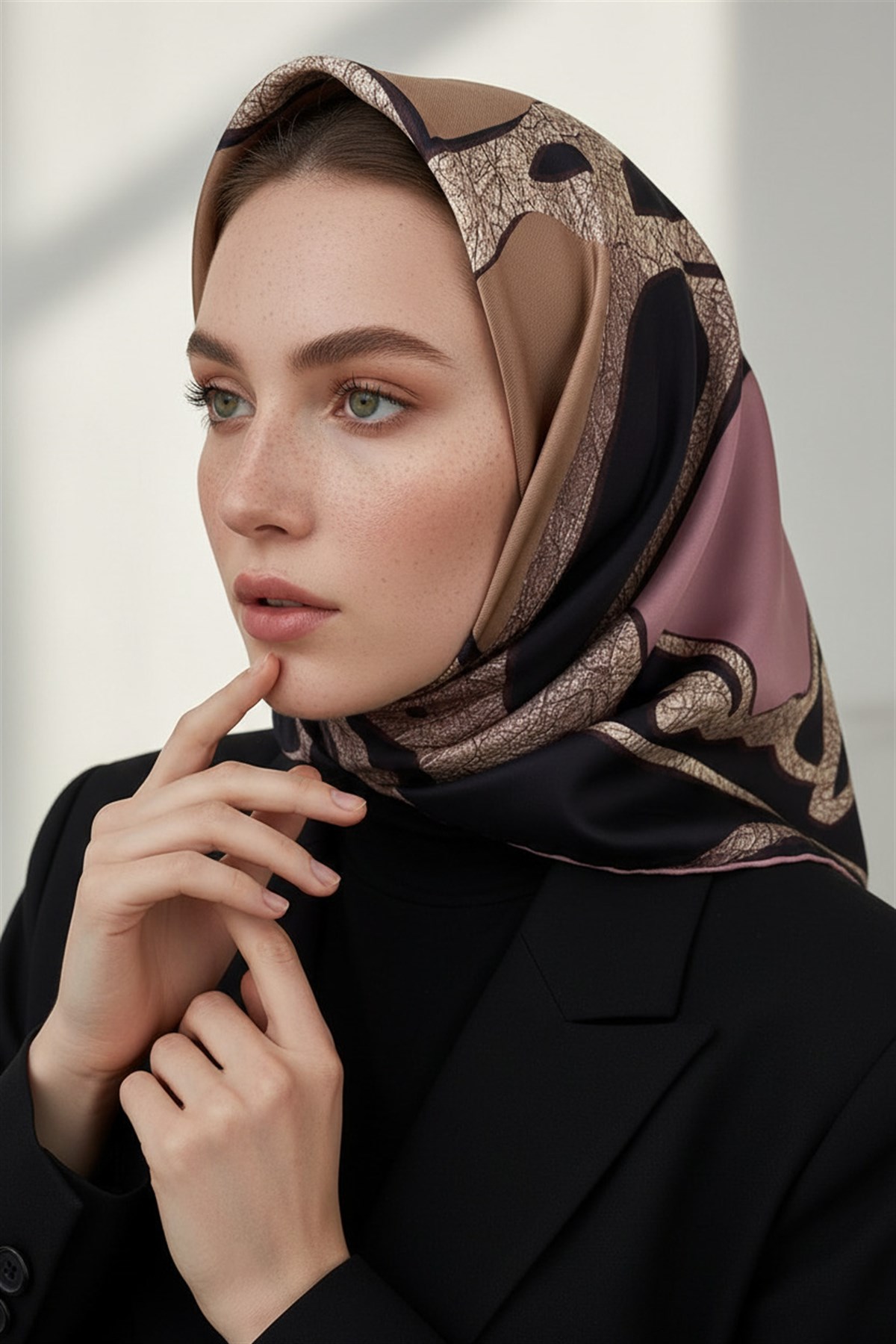 % 57 İPEK % 43 VİSKON Twill İpek Gold Efektli Geometrik Desenli Pudra - Gri Renkli 90x90 Eşarp Dikim Şekli : El Dikişi
