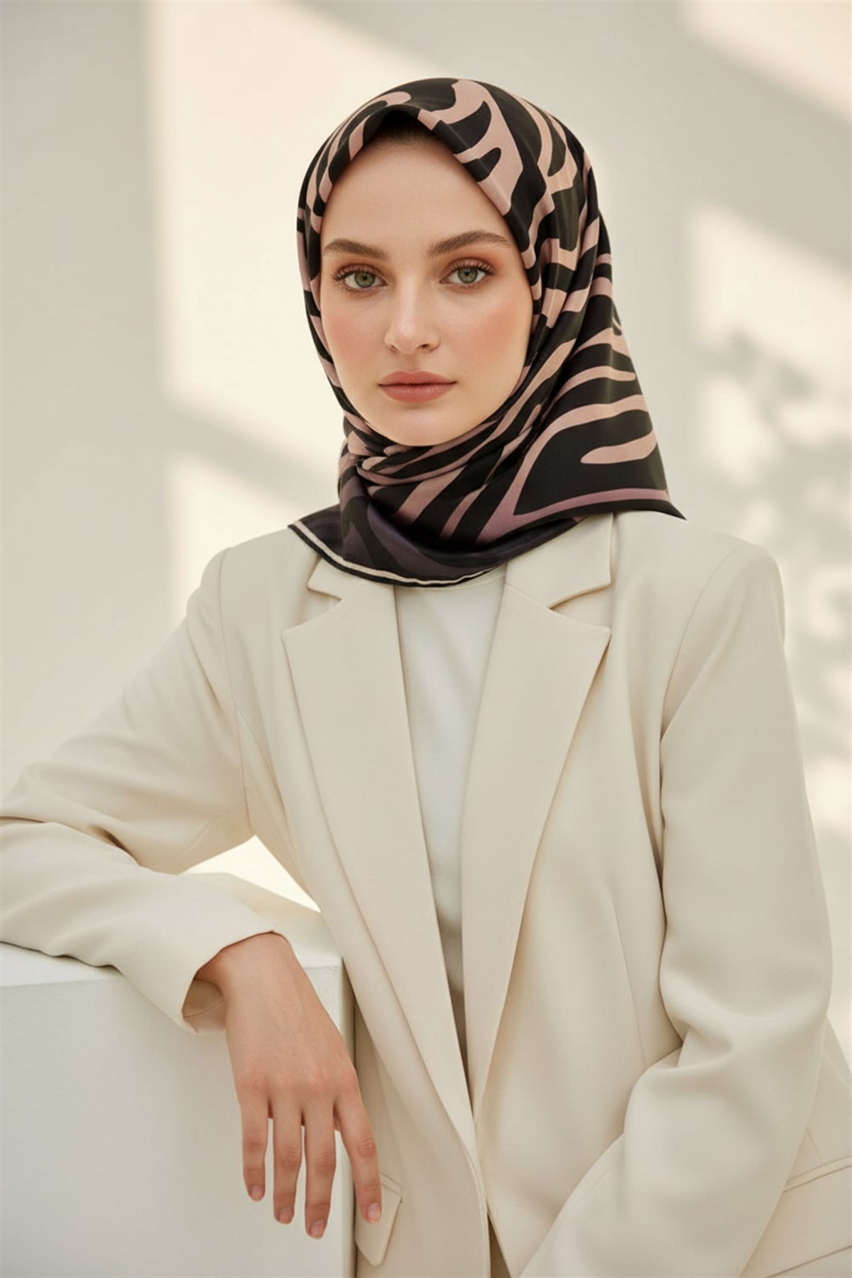 %100 Twill İpek Zebra Desenli Pudra - Siyah Renkli 90x90 Eşarp Dikim Şekli : El Dikişi