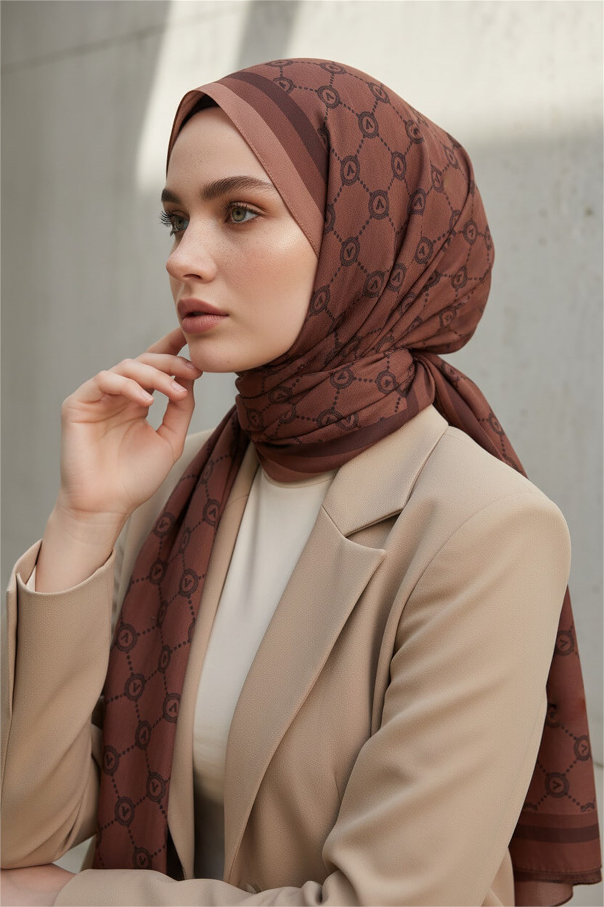 KREP MONOGRAM DESENLİ BAKIR RENKLİ 75X195 KIRIŞMAZ ŞAL