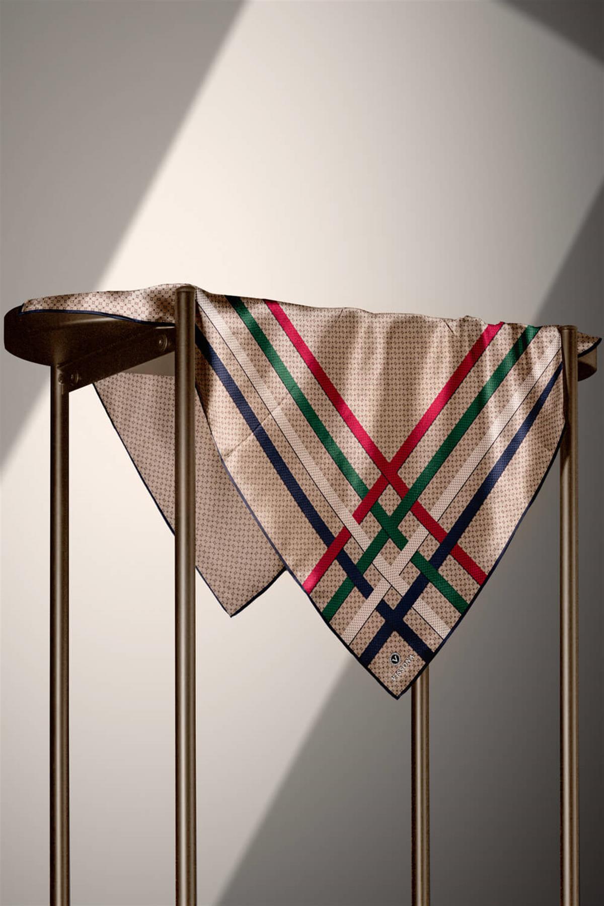 %100 Twill İpek Bantlı Monogram Desenli Bej - Lacivert Renkli 90x90 Eşarp Dikim Şekli : El Dikişi