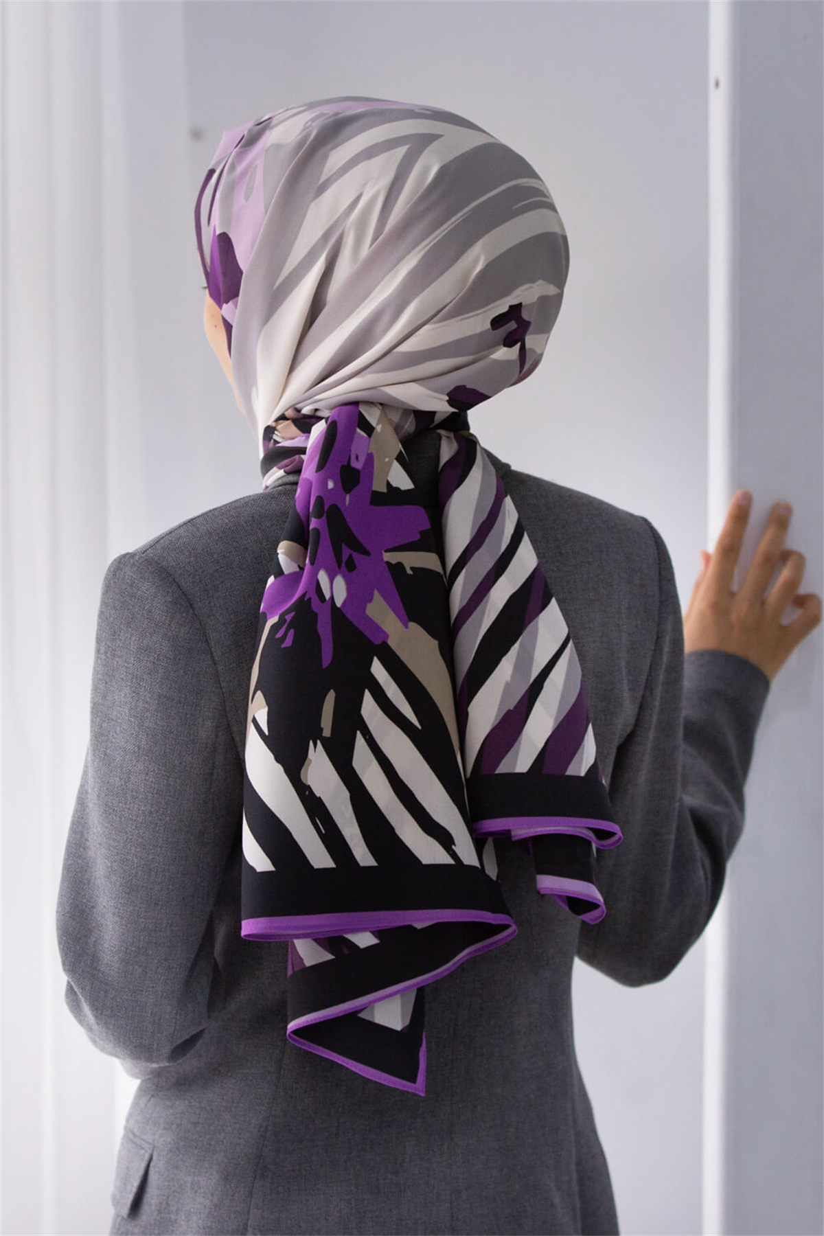 LÜKS MEDİNE İPEĞİ ZEBRA VE ÇİÇEK DESENLİ LİLA RENKLİ 75X195 KIRIŞMAZ ŞAL MOSS KREP DİKİŞ TİPİ İTALYAN DİKİŞLİ