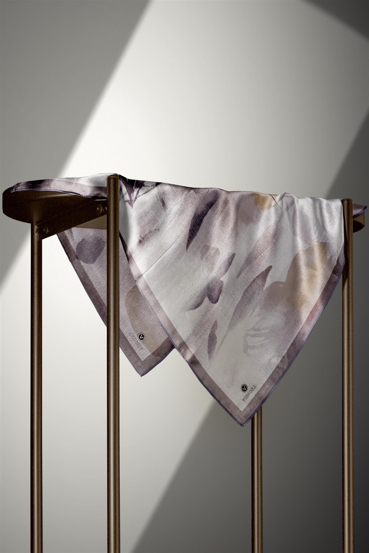 %100 Twill İpek Yaprak Desenl Gri - Bej Renkli 90x90 Eşarp Dikim Şekli : El Dikişi