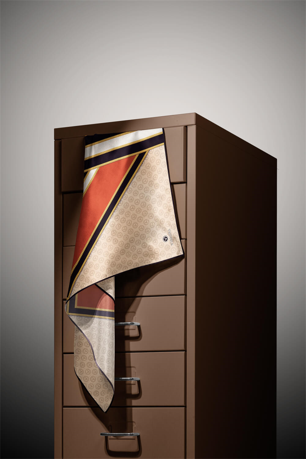 %100 Twill İpek Monogram ve Barok Desenli Krem - Taba Renkli 90x90 Eşarp Dikim Şekli : El Dikişi