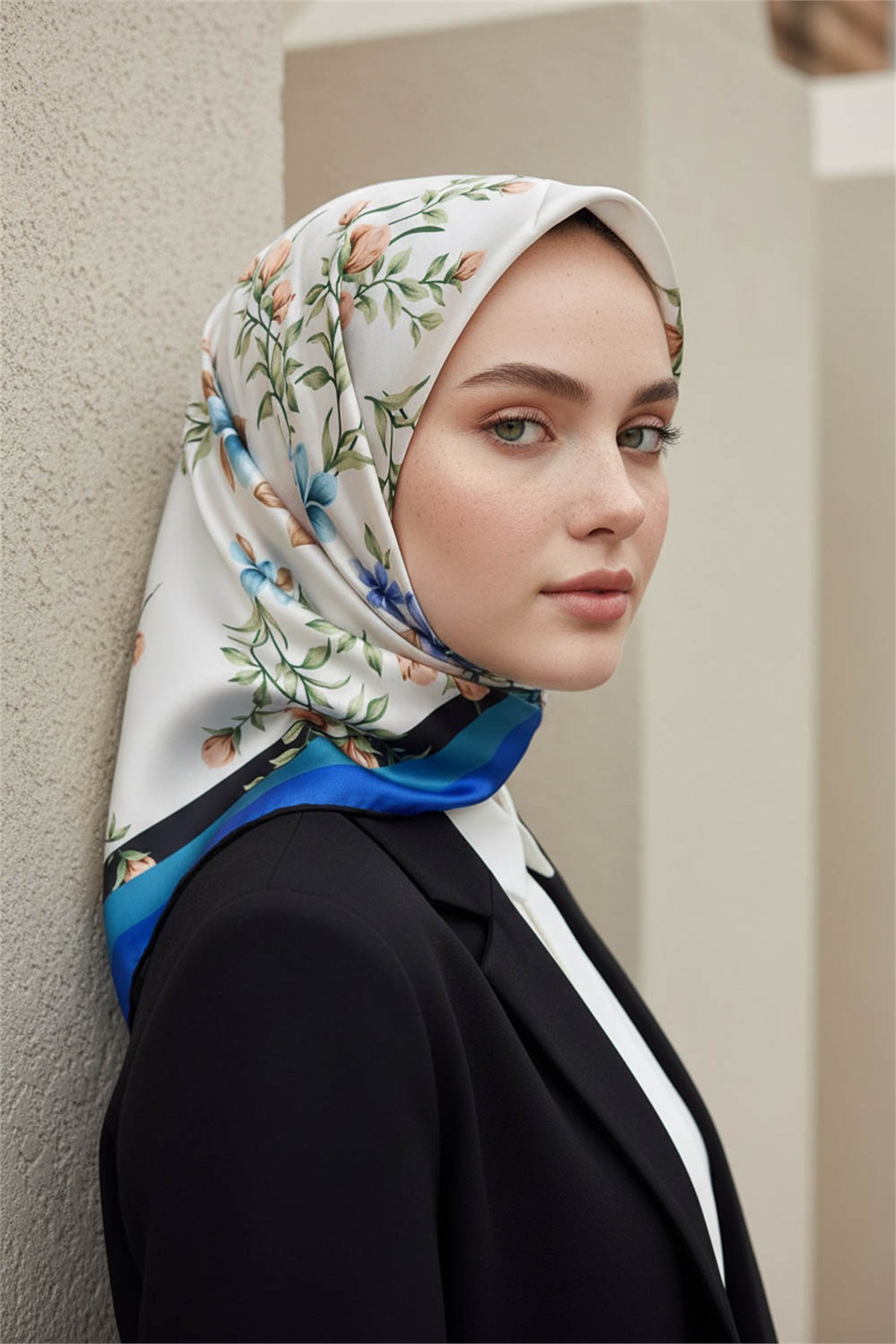 Rayon Çiçek Desenli İndigo Renkli 90x90 Eşarp (İpek İçermez) Dikim Şekli : El Dikişi