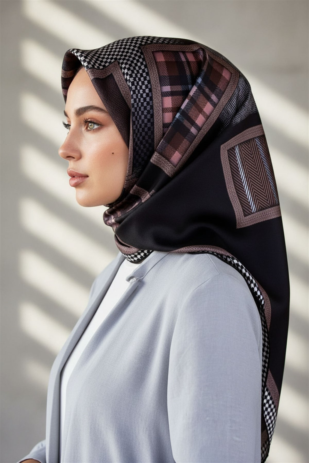 %100 Twill İpek Kazakayaklı Ve Ekose Desenli Siyah - Pudra Renkli 90x90 Eşarp Dikim Şekli : El Dikişi