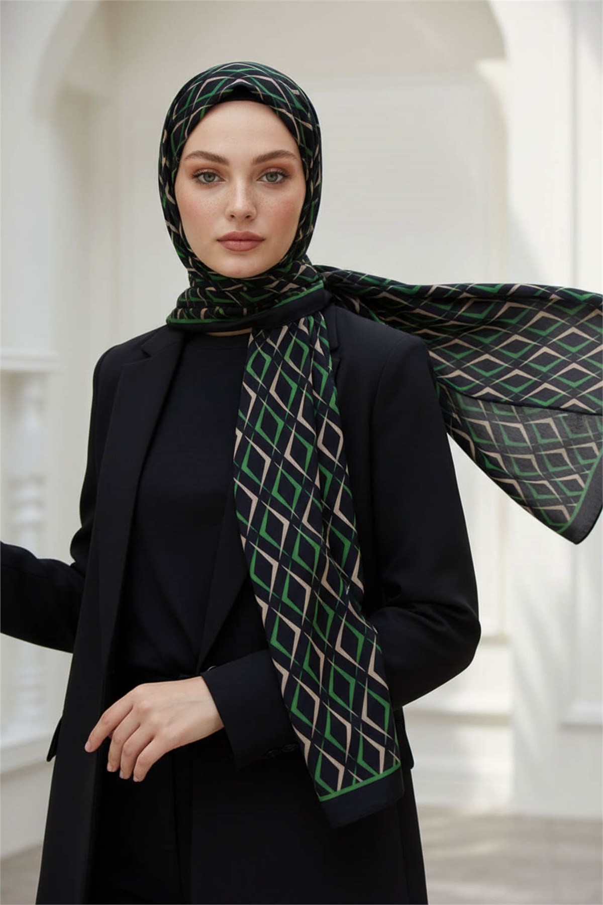 KREP GEOMETRİK DESENLİ SİYAH - ZÜMRÜT YEŞİLİ RENKLİ 75X195 KIRIŞMAZ ŞAL