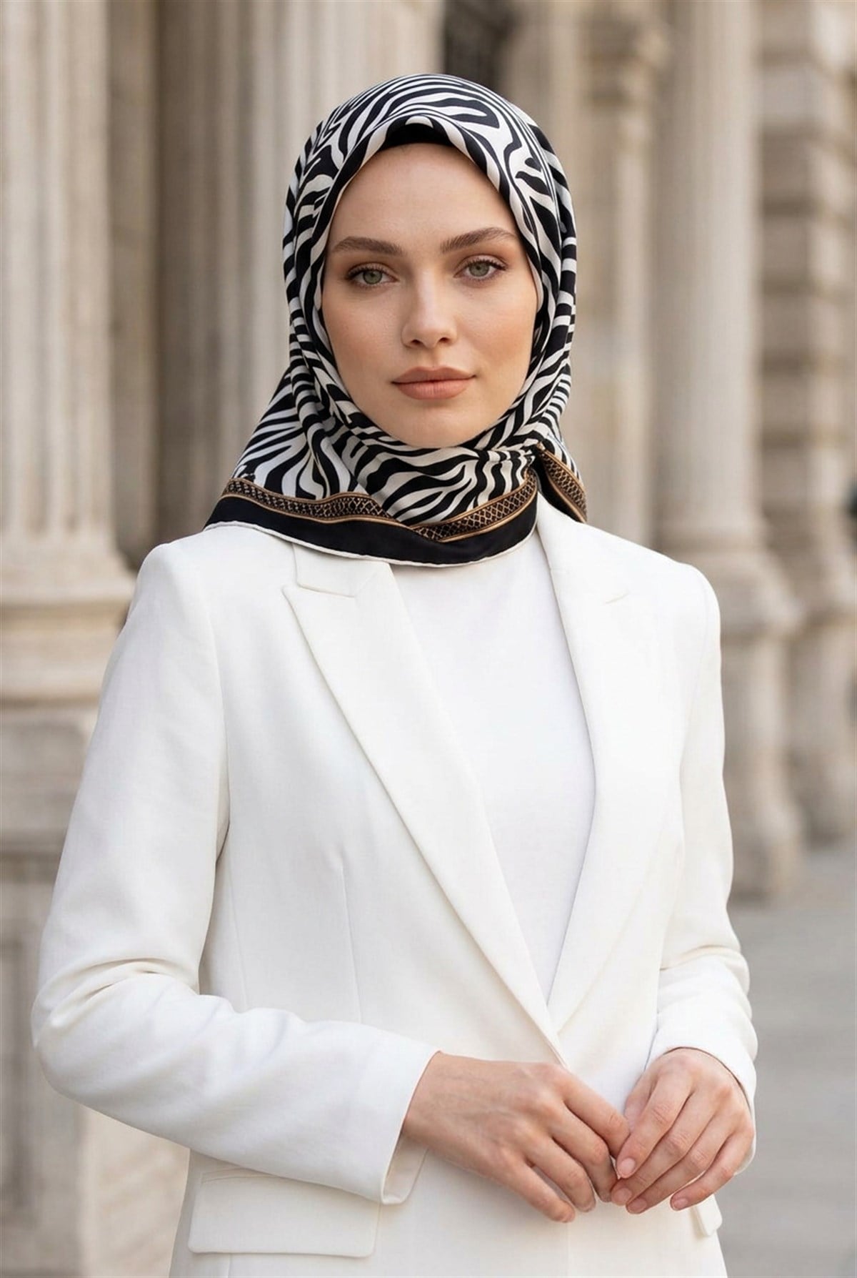 %100 Twill İpek Zebra Desenli Siyah - Krem Renkli 90x90 Eşarp Dikim Şekli : El Dikişi