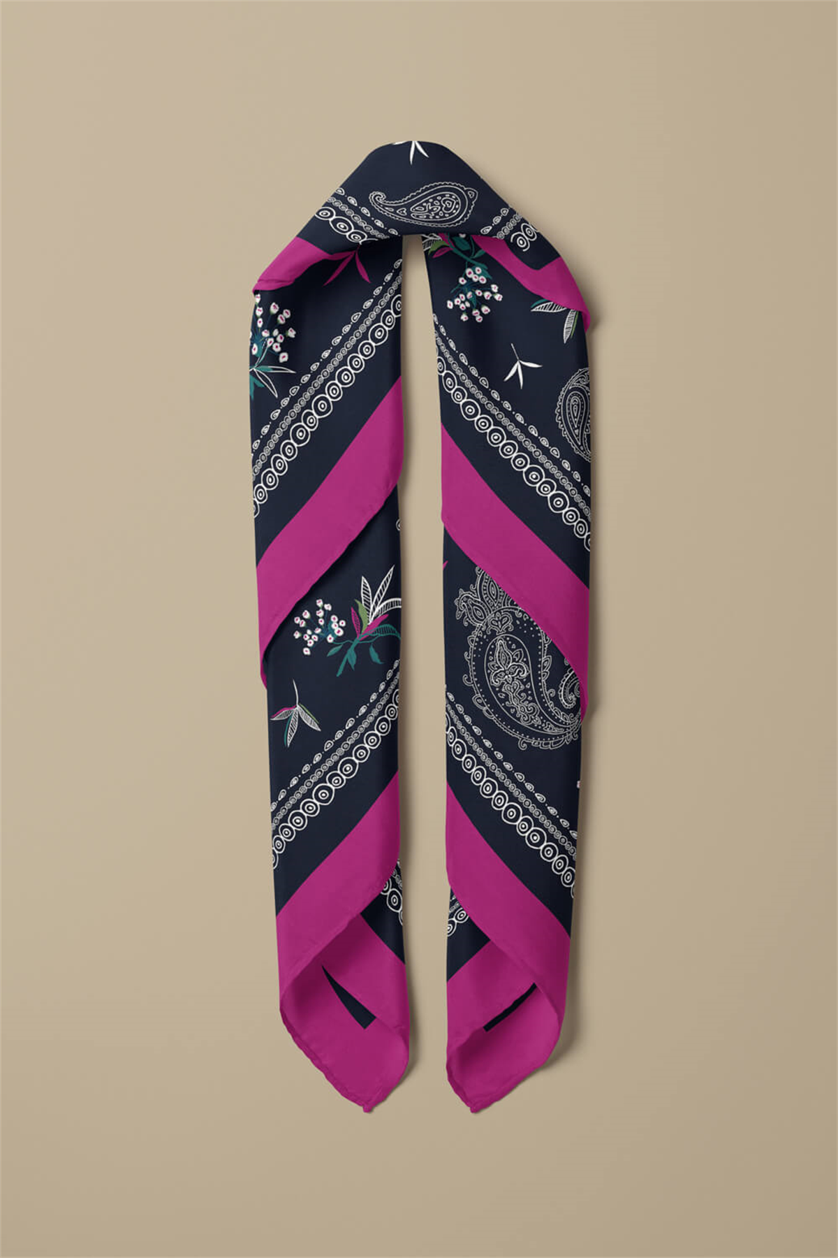 Kadın Siyah Beyaz Şal Desenli 50x50 Bandana DG01658-22