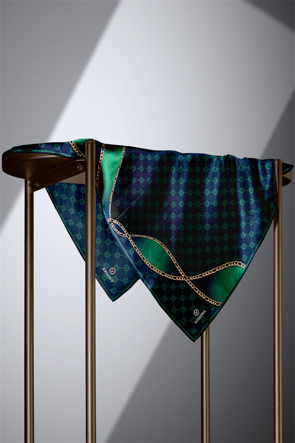 % 57 İPEK % 43 VİSKON Twill İpek Zincirli Ve Monogram Desenli Lacivert - Zümrüt Yeşili Renkli 90x90 Eşarp Dikim Şekli : El Dikişi