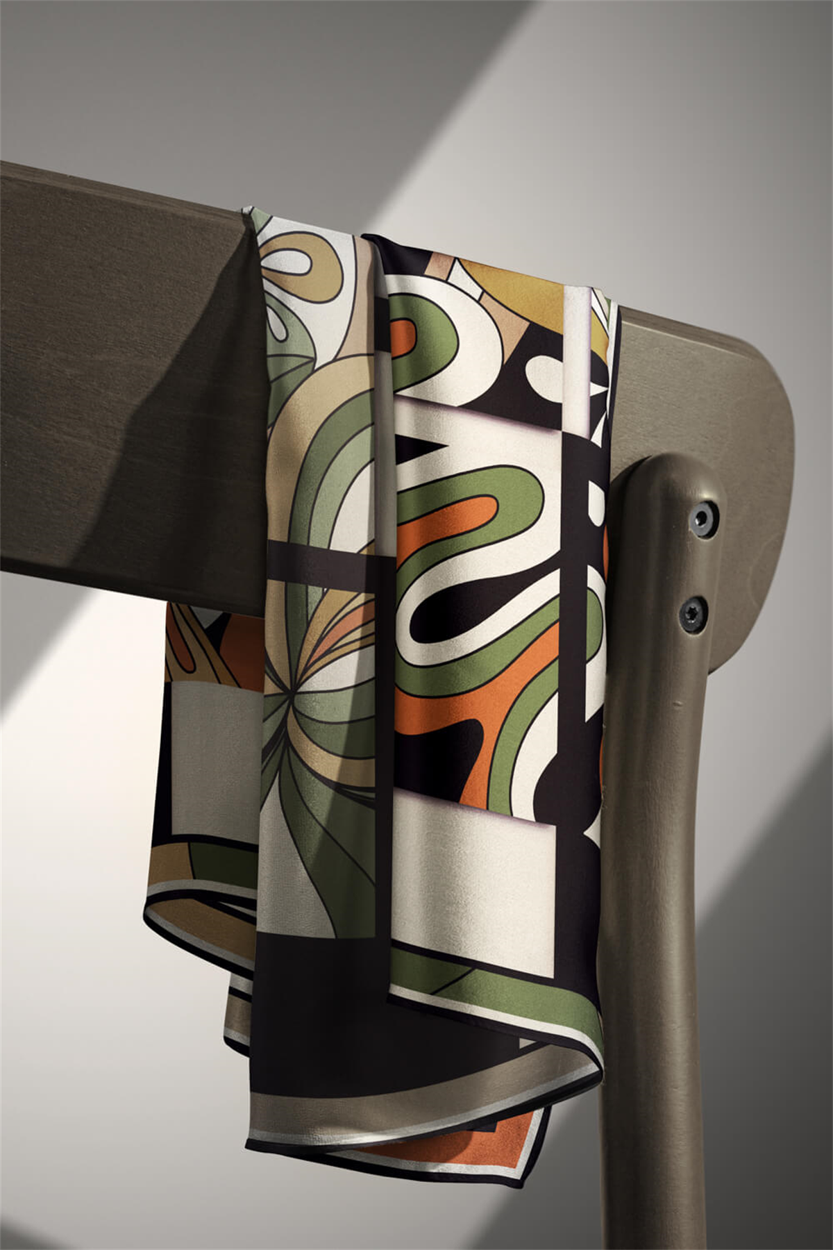 % 57 İPEK % 43 VİSKON Twill İpek Geometrik Desenli Taba - Haki Renkli 90x90 Dikim Şekli : El Dikişi Eşarp