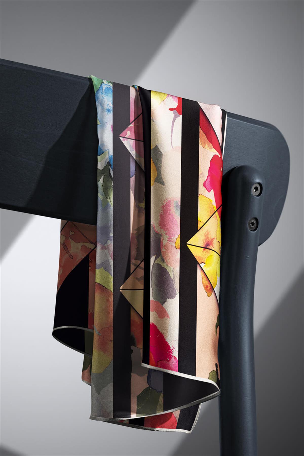 %100 Twill İpek Bahar Çiçekleri Desenli Siyah - Kırmızı Renkli 90x90 Eşarp Kenar Dikiş Şekli El Dikişli