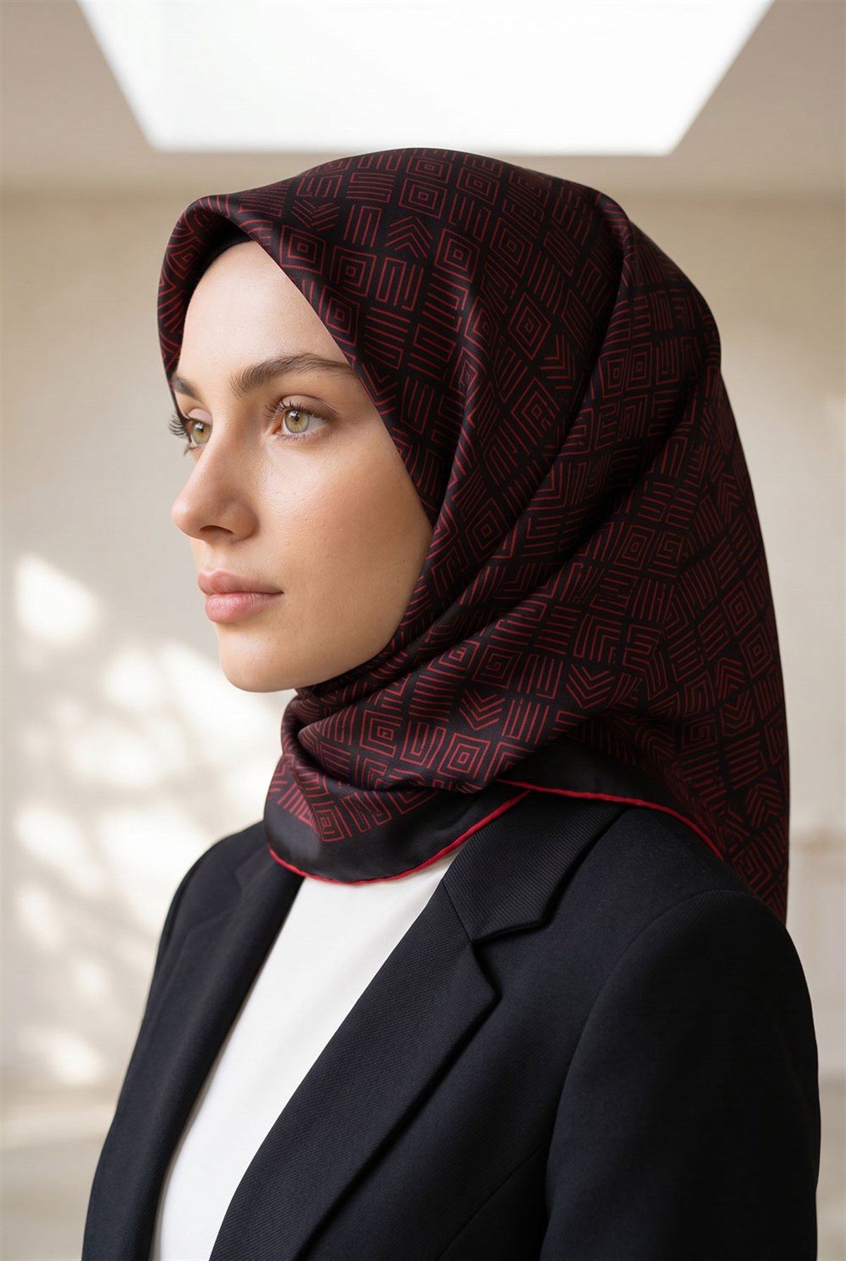 %57 İPEK %43 VİSKON Twill İpek Etnik Motif Desenli Siyah - Kırmızı Renkli 90x90 Eşarp Dikim Şekli : El Dikişi