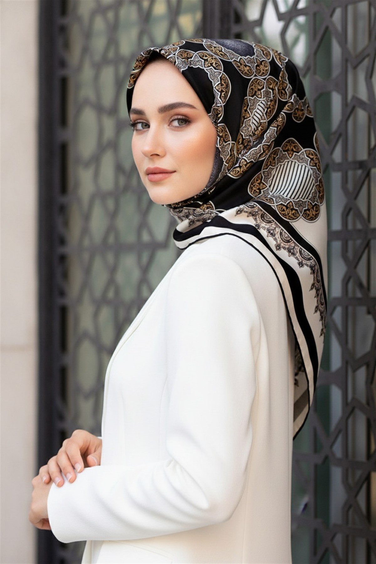 %100 Twill Türk Motifi  Desenli Siyah - Krem Renkli 90x90 Eşarp Dikim Şekli: El Dikişi