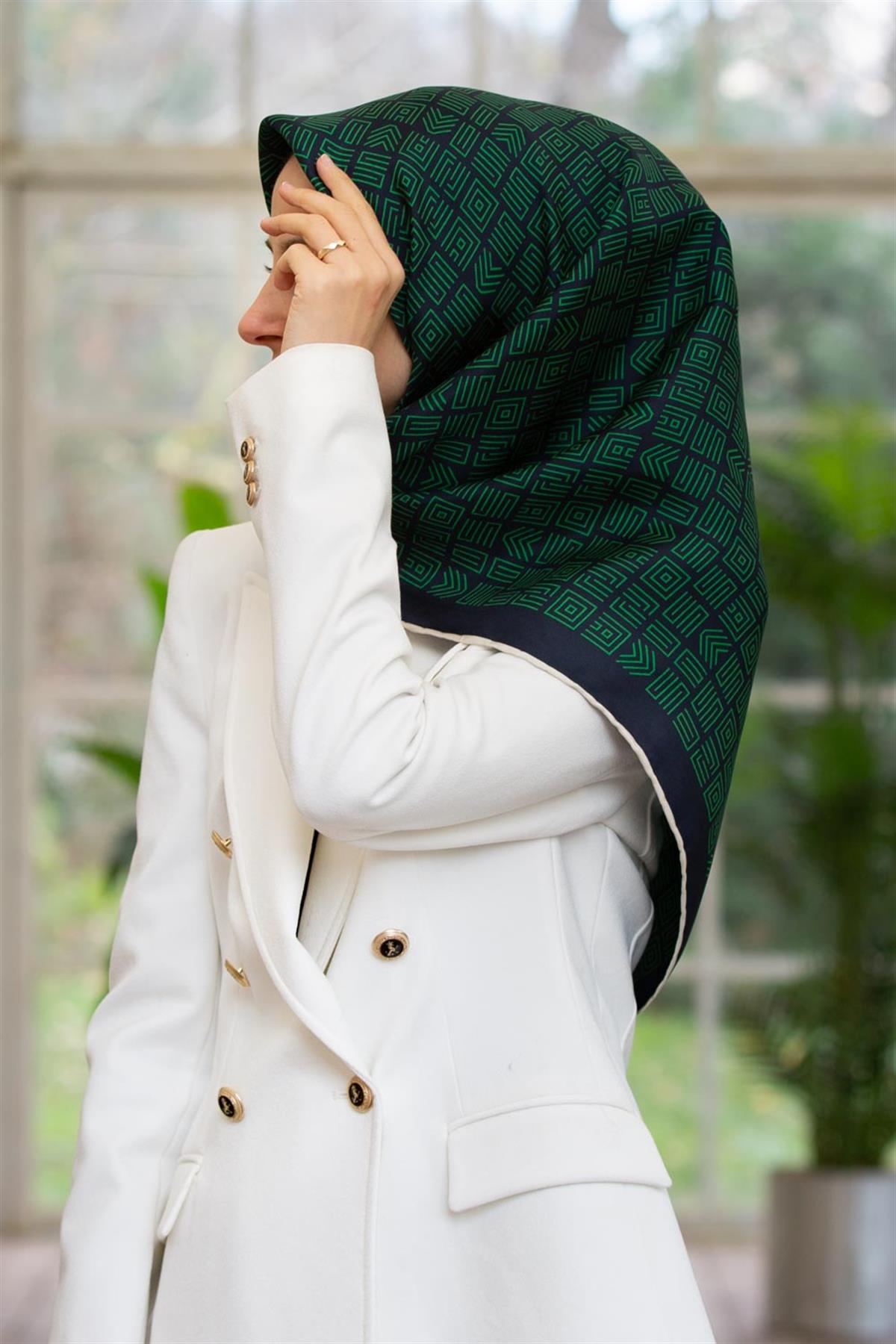 100% Twill İpek Etnik Motif Desenli Zümrüt Yeşili - Lacivert Renkli 90x90 Dikim Şekli : El Dikişi Eşarp