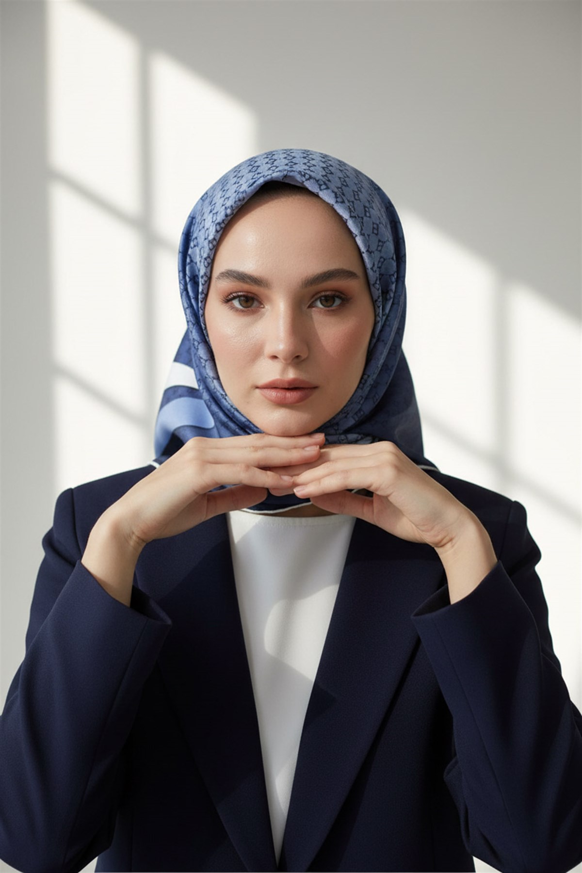 %100 Twill İpek Degrade Desenli İndigo - Bebe Mavisi Renkli 90x90 Eşarp Dikim Şekli : El Dikişi