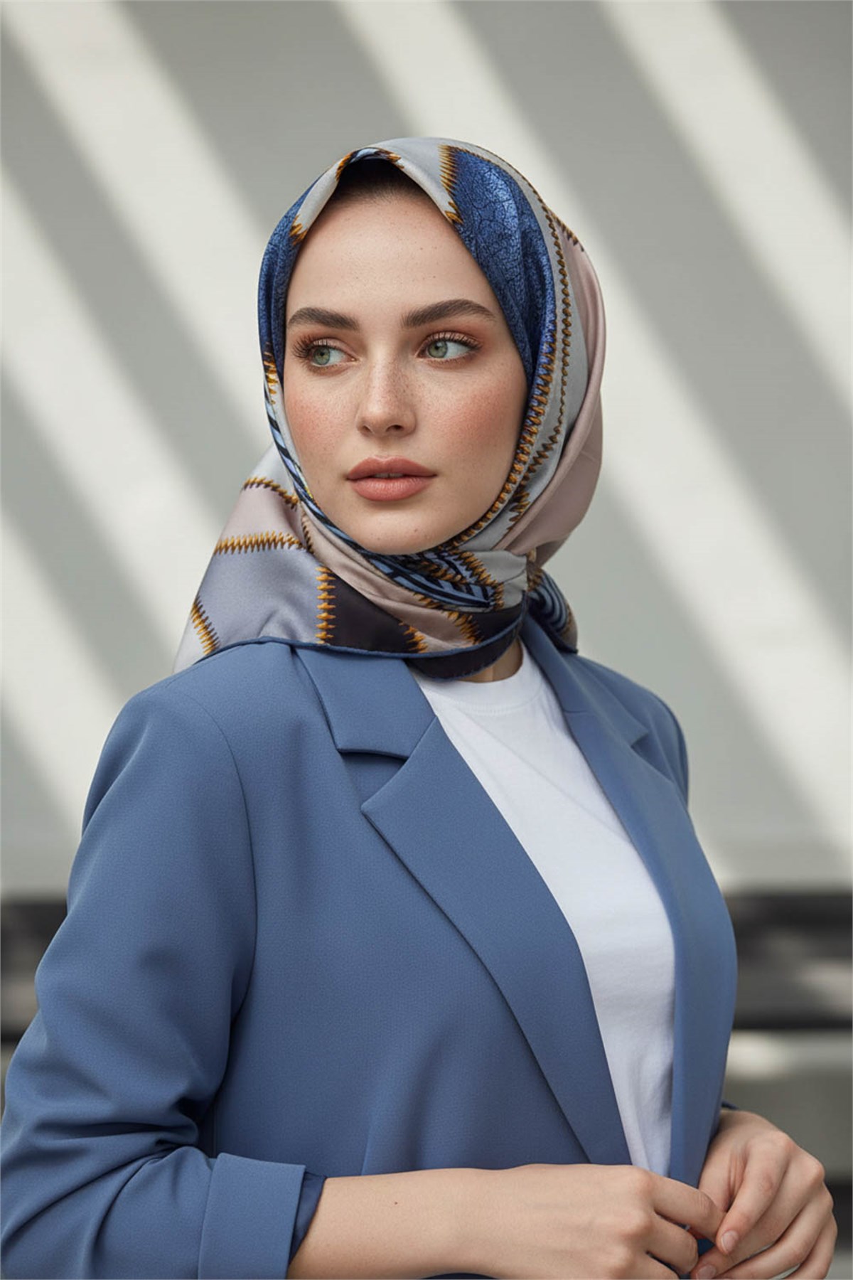 %100 Twill İpek Geometrik Desenli Bebe Mavisi - Siyah Renkli 90x90 Eşarp Dikim Şekli : El Dikişi