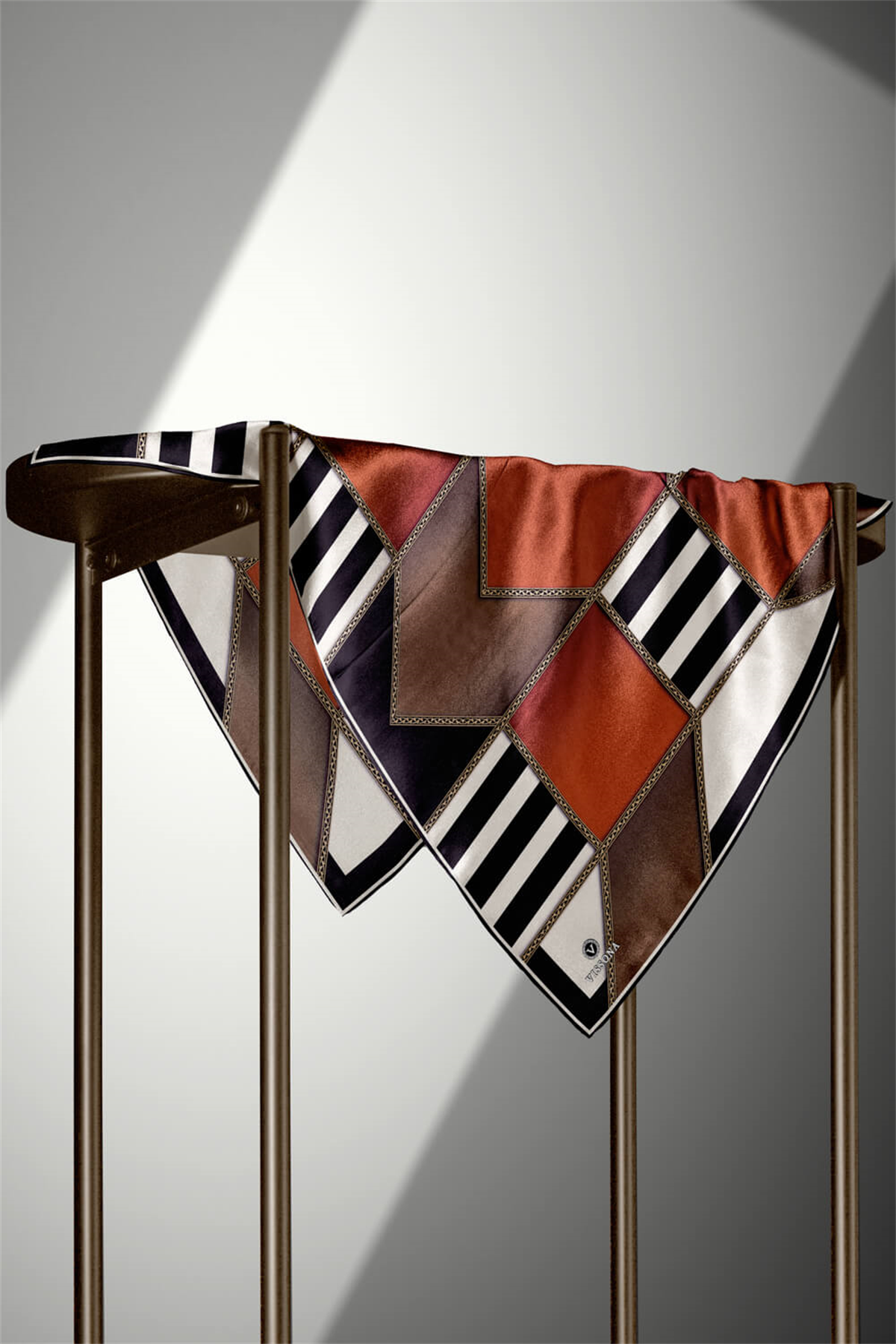 %100 Twill İpek Geometrik Desenli Taba - Vizon Renkli 90x90 Eşarp Dikim Şekli : El Dikişi