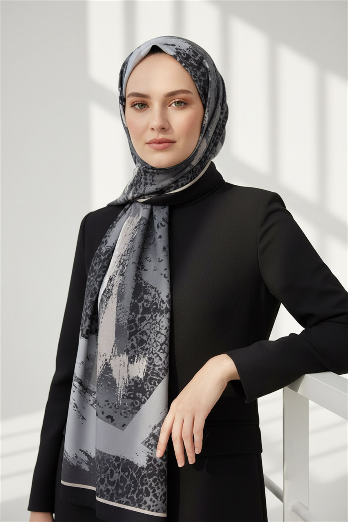 KREP LEOPAR DESENLİ SİYAH - GRİ RENKLİ 75X195 KIRIŞMAZ ŞAL