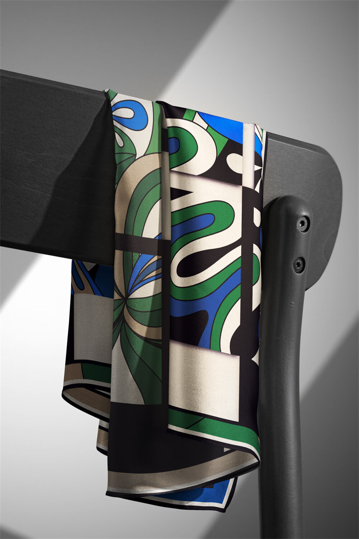 % 57 İPEK % 43 VİSKON Twill İpek Geometrik Desenli Saks - Zümrüt Yeşili Renkli 90x90 Dikim Şekli : El Dikişi Eşarp